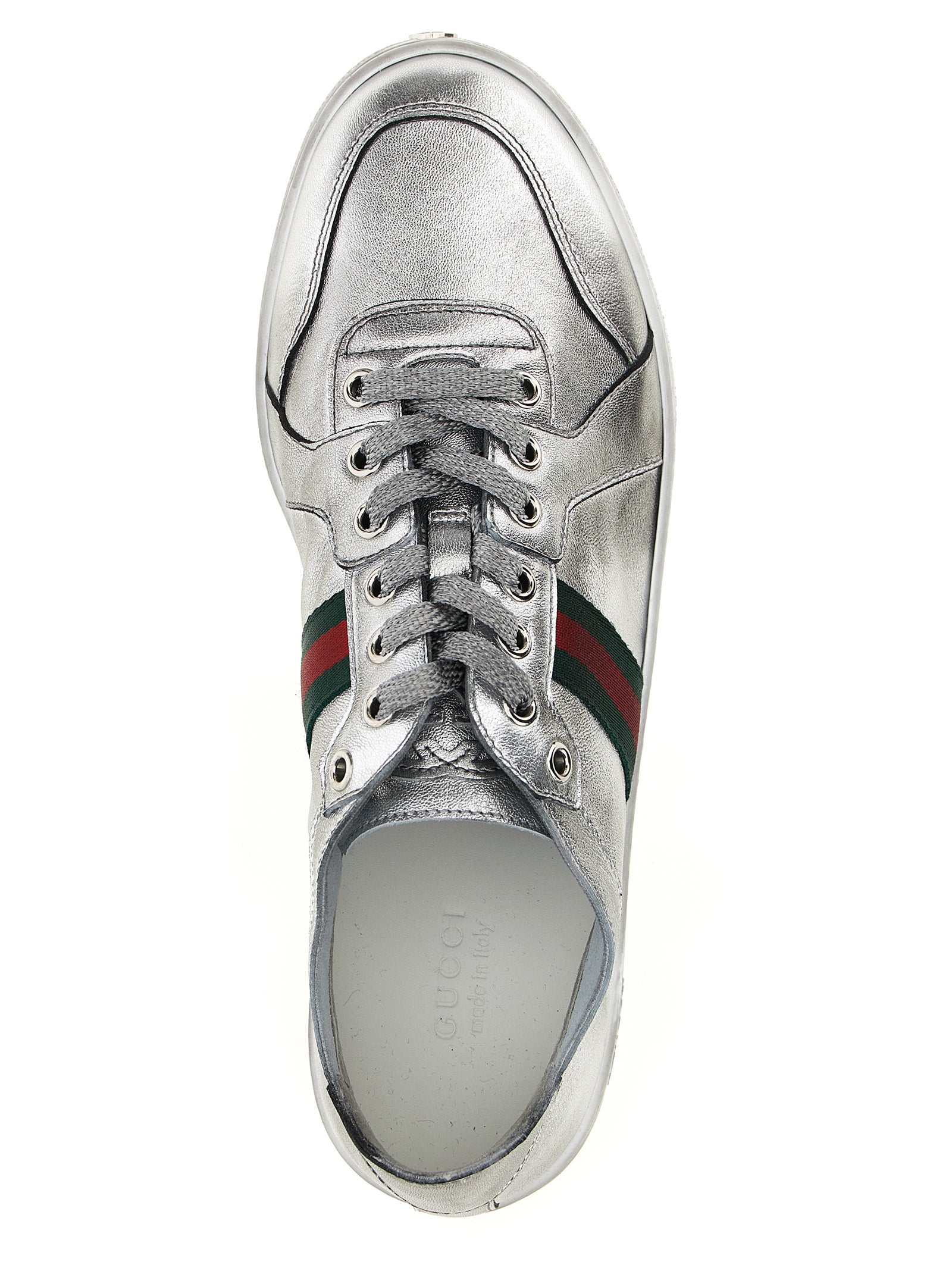 Sneakers athletiques en cuir d'agneau argenté de Gucci, design moderne avec détails sportifs.