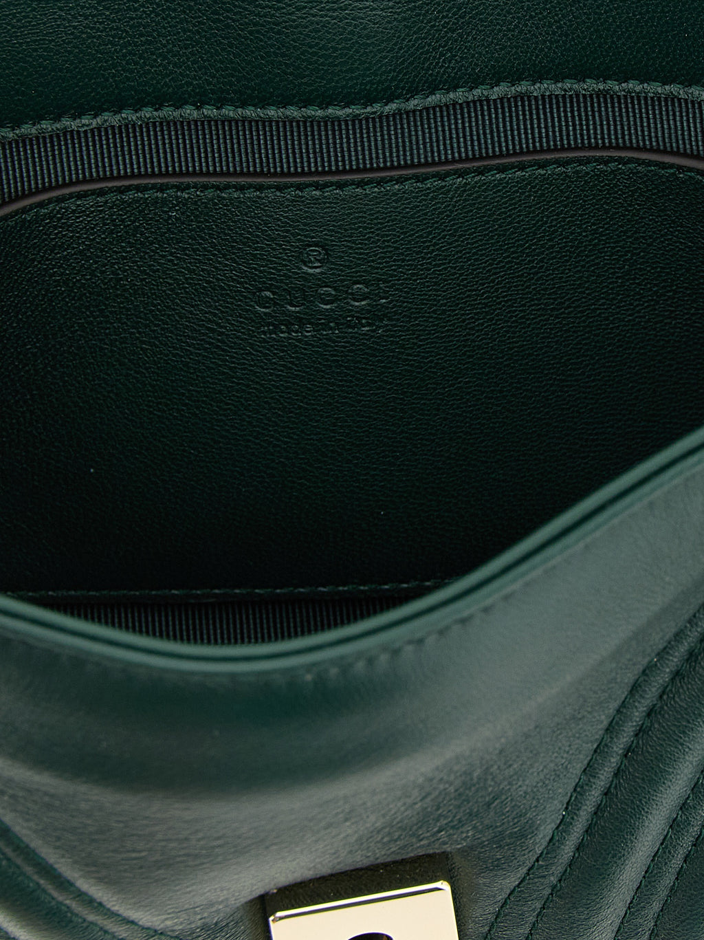 Sac à bandoulière Gucci en cuir de mouton bicolore, élégant et sophistiqué, avec détails de finition raffinés.