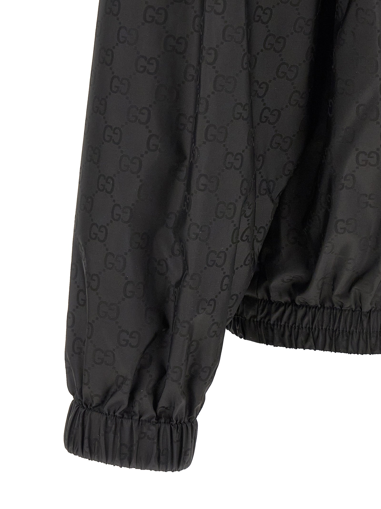 Veste noire en polyamide de Gucci, coupe-vent et légère, avec détails modernes et logo discret visible sur l'image.
