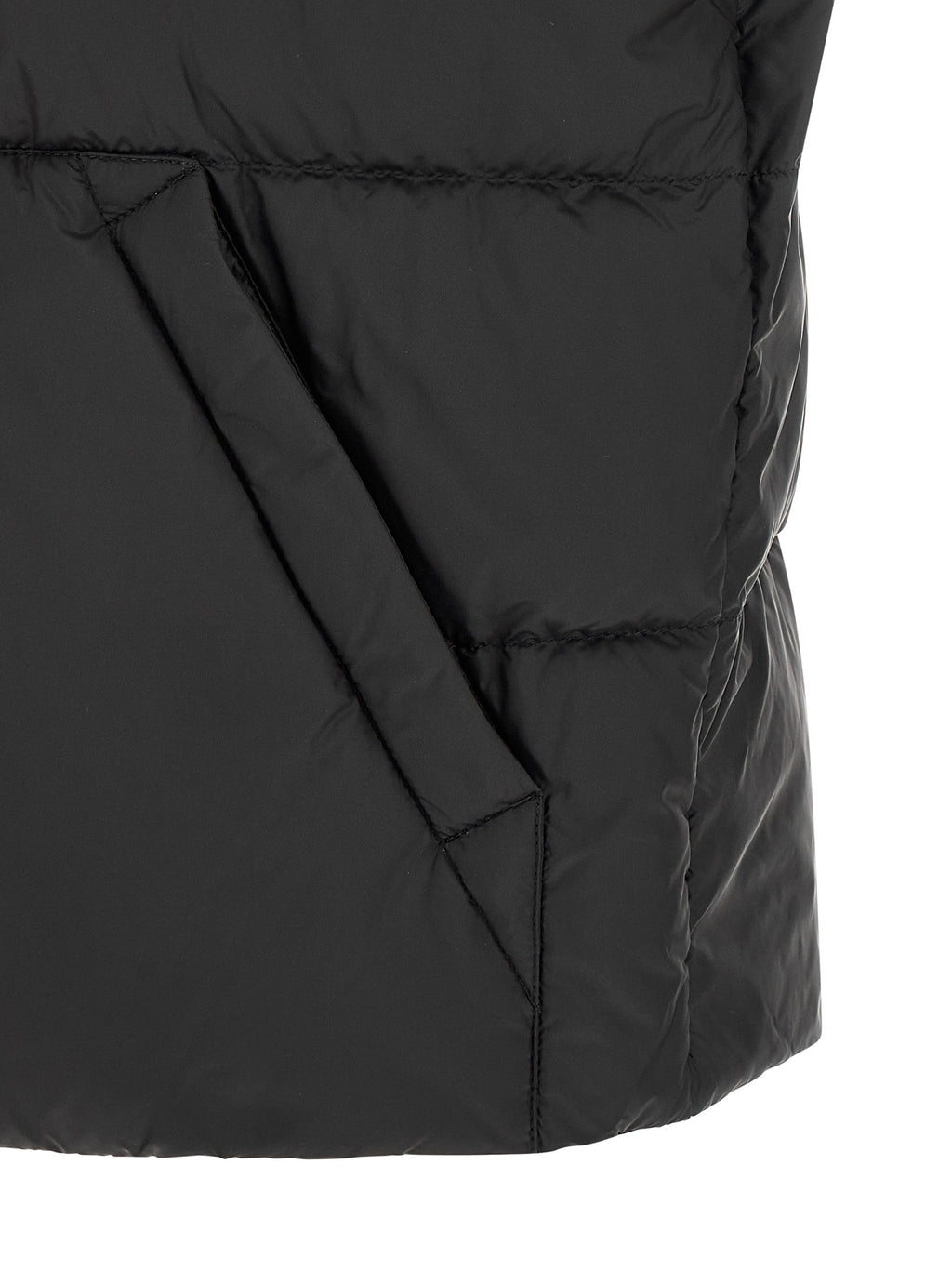 Veste sans manches Moncler en polyamide noir, légère et résistante, visible dans une image claire et détaillée.