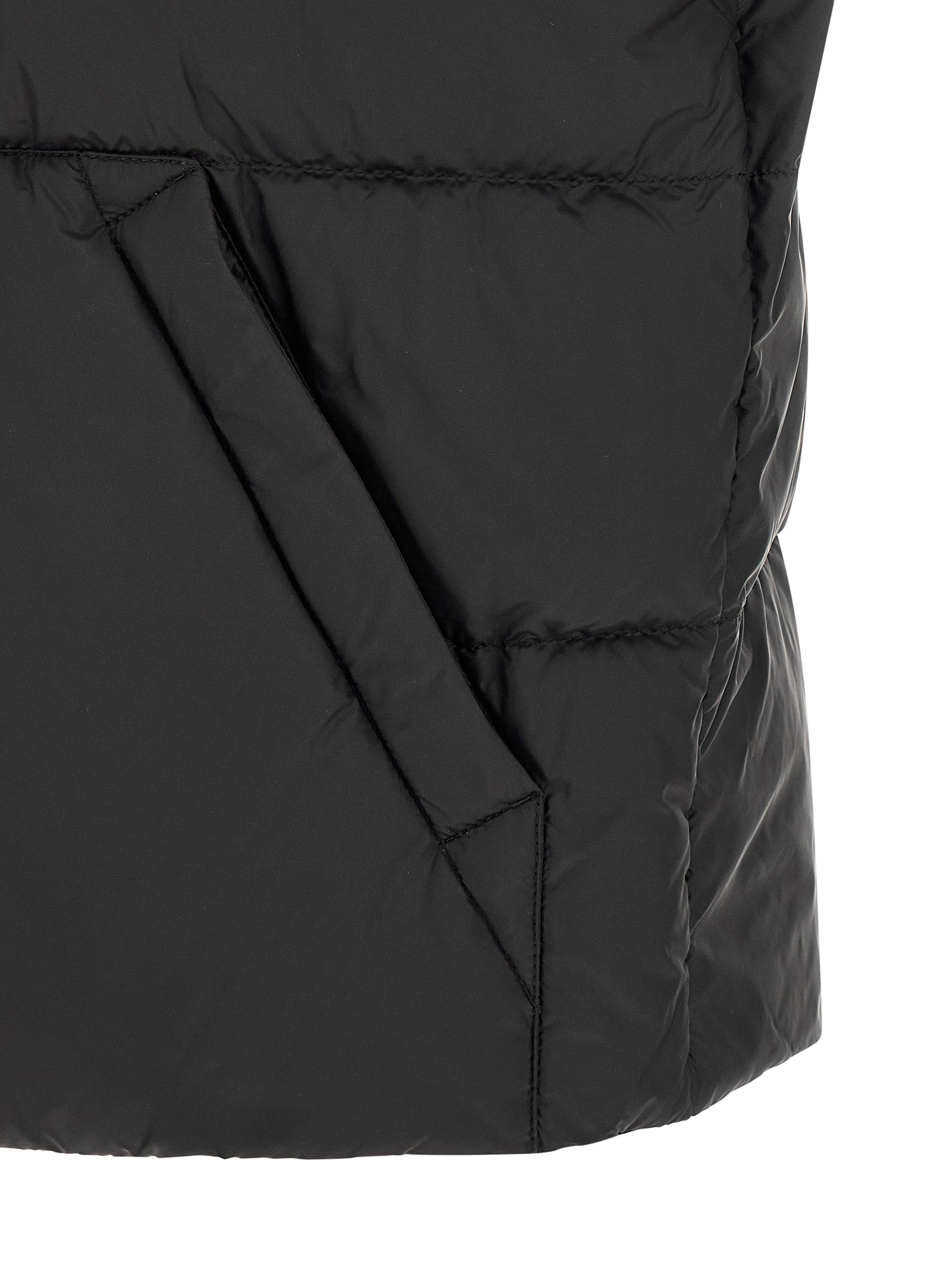 Veste sans manches Moncler en polyamide noir, légère et résistante, visible dans une image claire et détaillée.