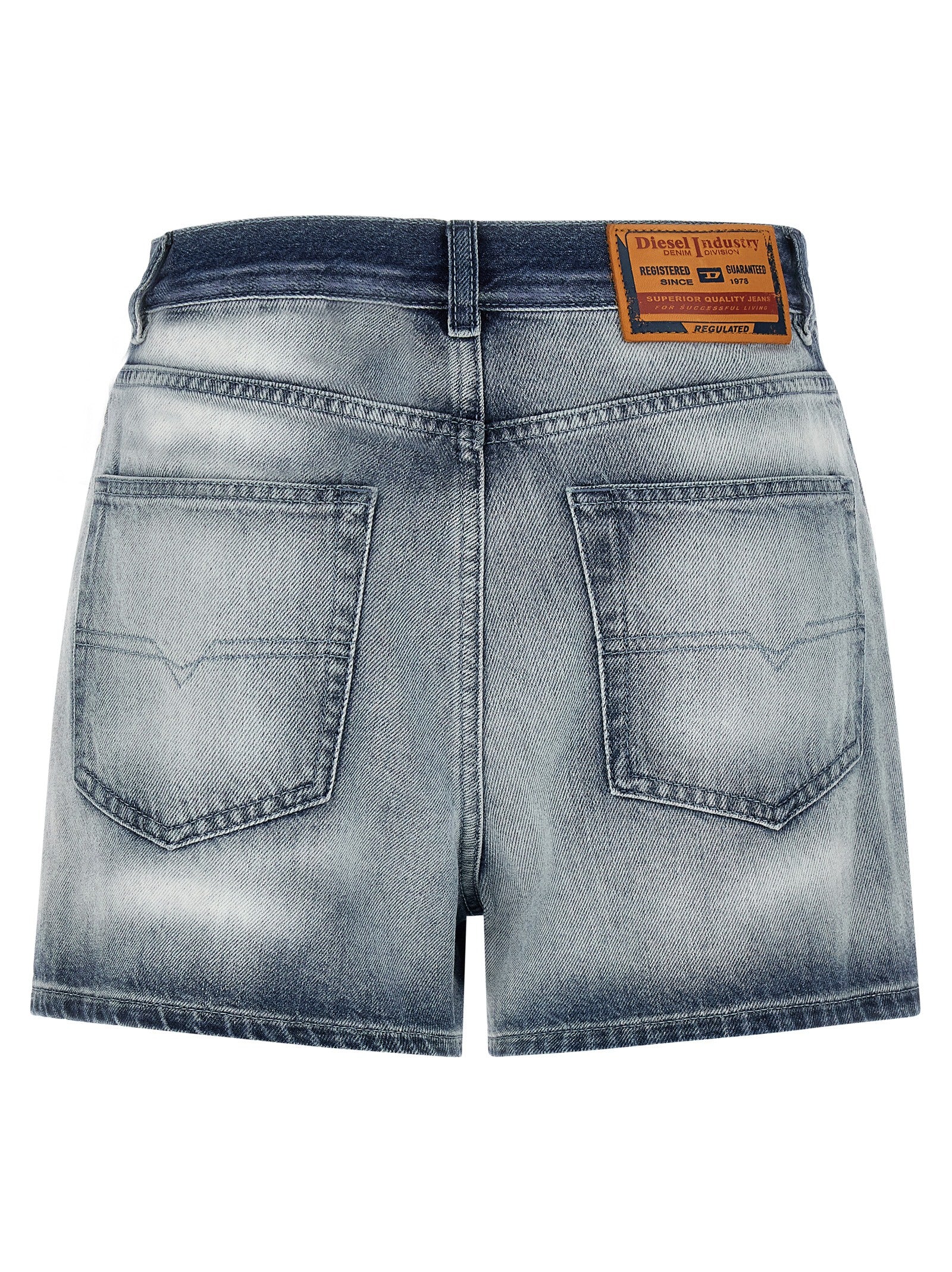 Shorts bermuda en coton bleu de la marque Diesel, vue de face avec détails de couture et ceinture.