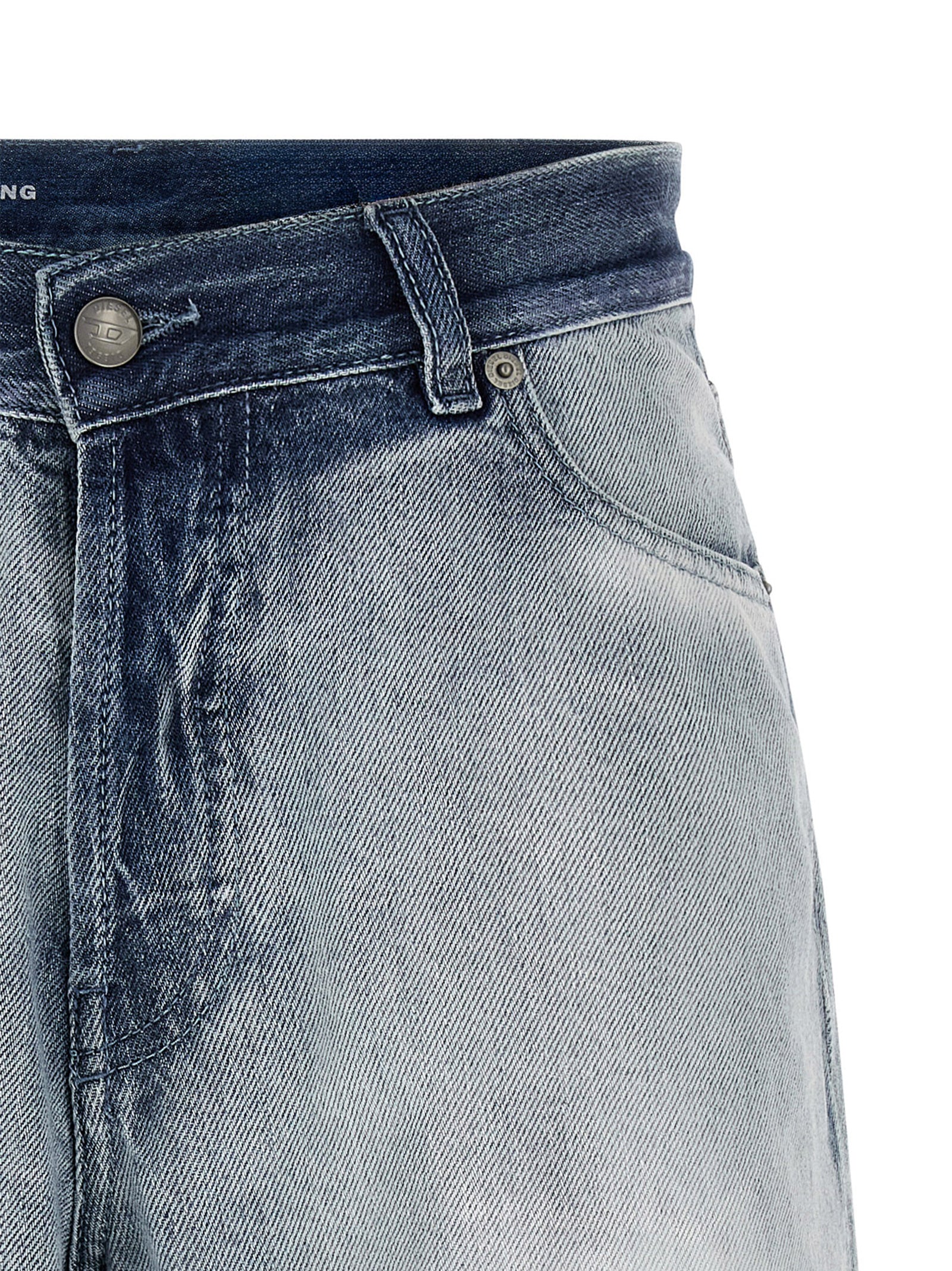 Shorts bermuda en coton bleu de la marque Diesel, vue de face avec poches et ceinture.