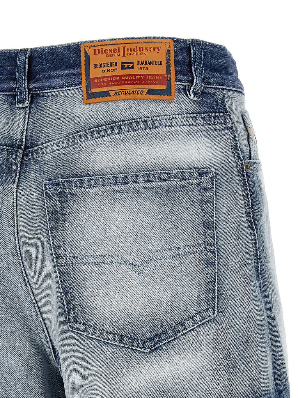 Shorts bermuda en coton bleu de la marque Diesel, avec coupe décontractée et détails modernes visibles sur l'image.