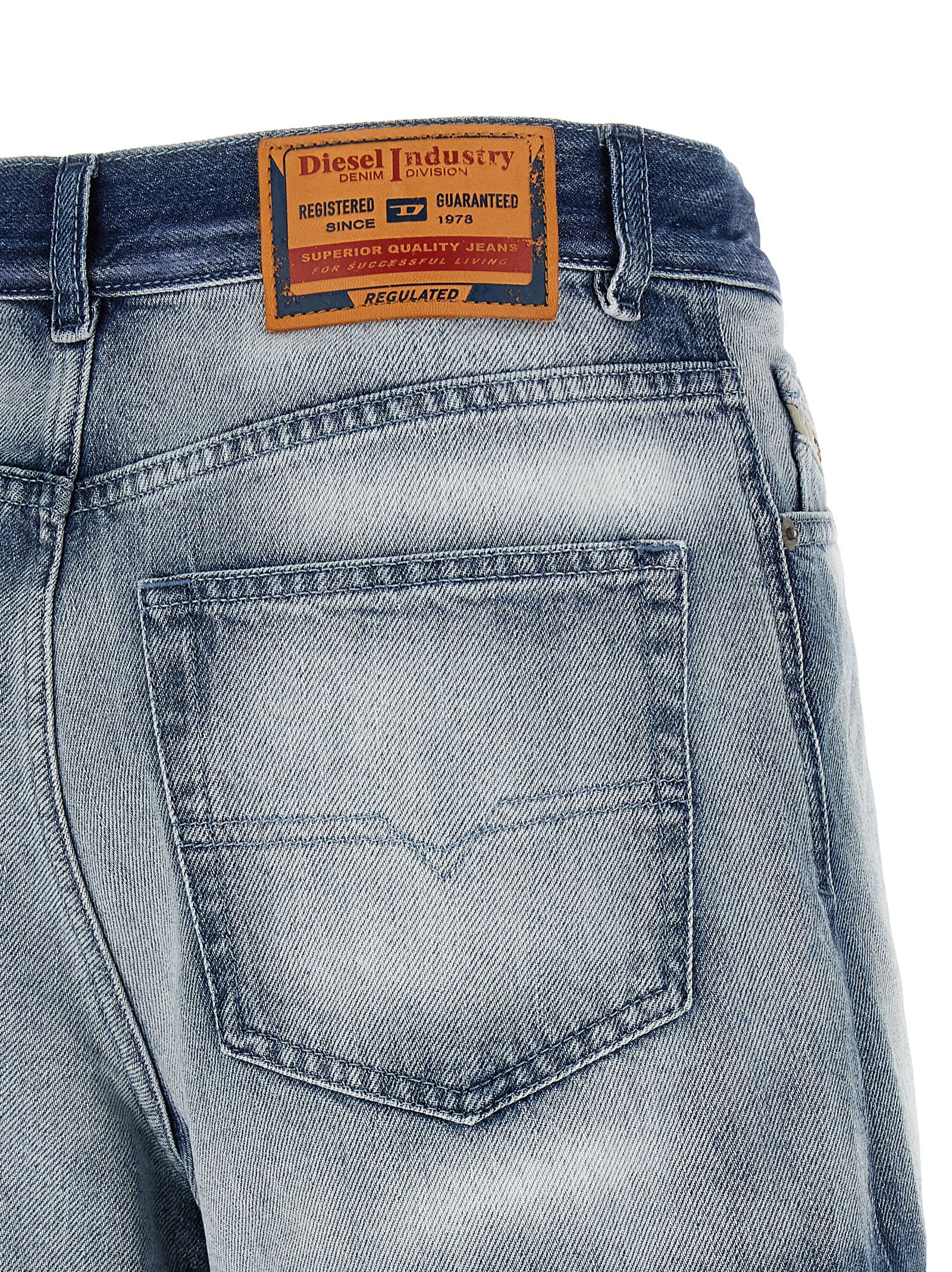 Shorts bermuda en coton bleu de la marque Diesel, avec coupe décontractée et détails modernes visibles sur l'image.