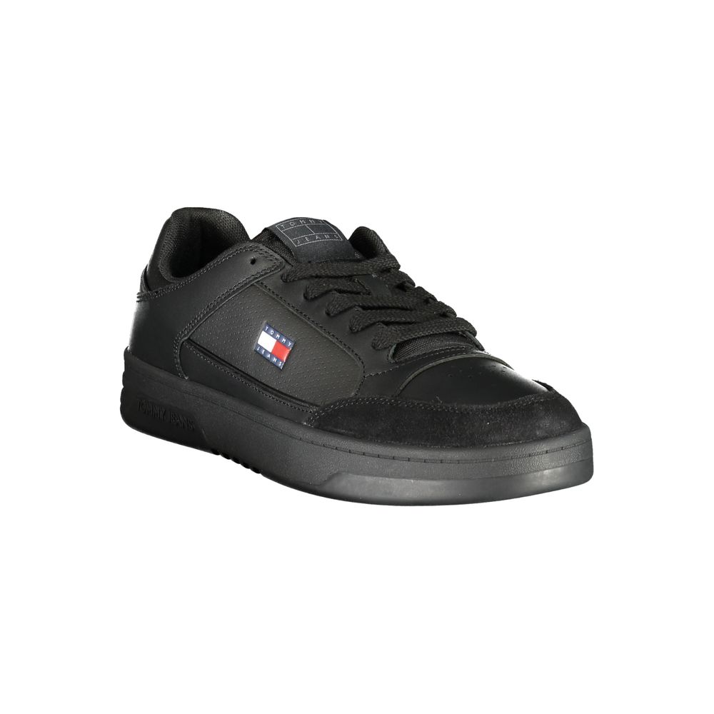 Sneaker homme en polyuréthane noir de Tommy Hilfiger, design élégant avec semelle blanche et détails de la marque visible.