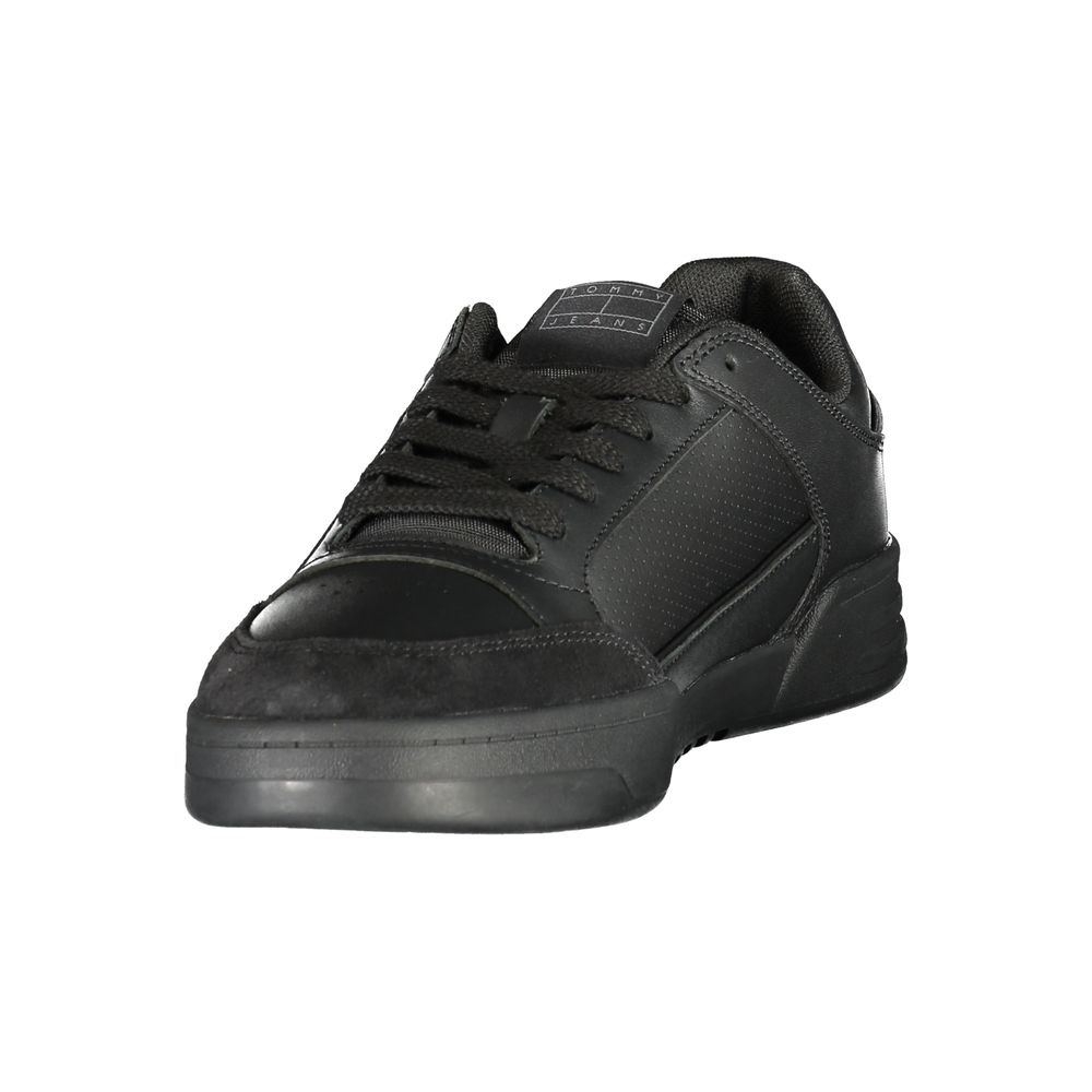 Sneaker homme en polyuréthane noir Tommy Hilfiger, style sportif avec semelle blanche et détails de marque.
