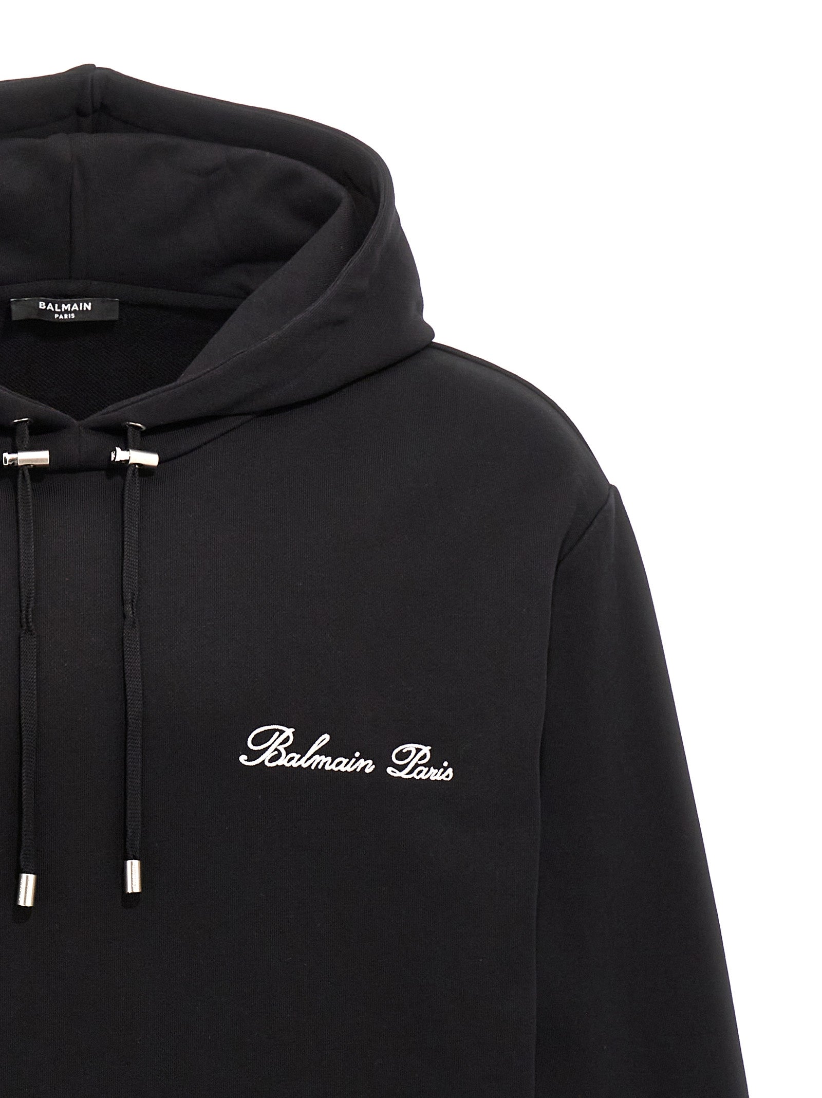 Sweatshirt en coton noir de Balmain, style décontracté avec logo discret, porté par un mannequin.