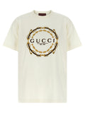 T-shirt blanc en tissu Gucci, style décontracté avec logo Gucci visible, porté sur un mannequin.