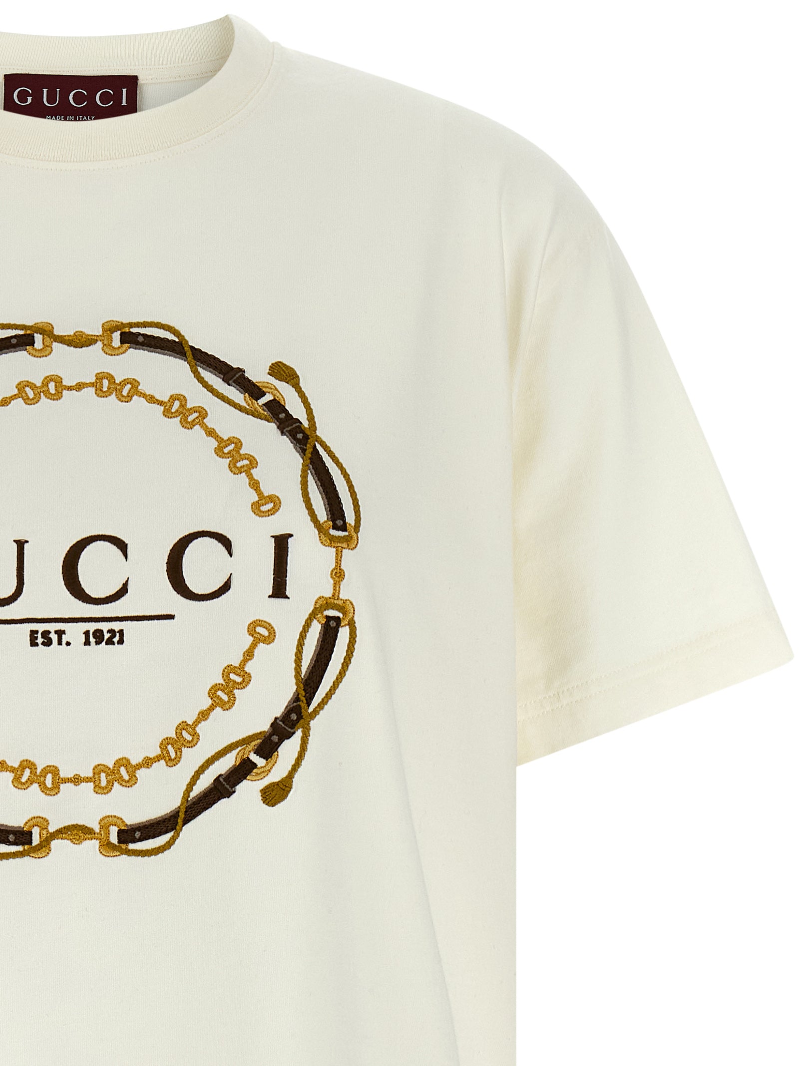T-shirt en tissu blanc Gucci pour homme, coupe classique avec logo Gucci visible sur la poitrine.