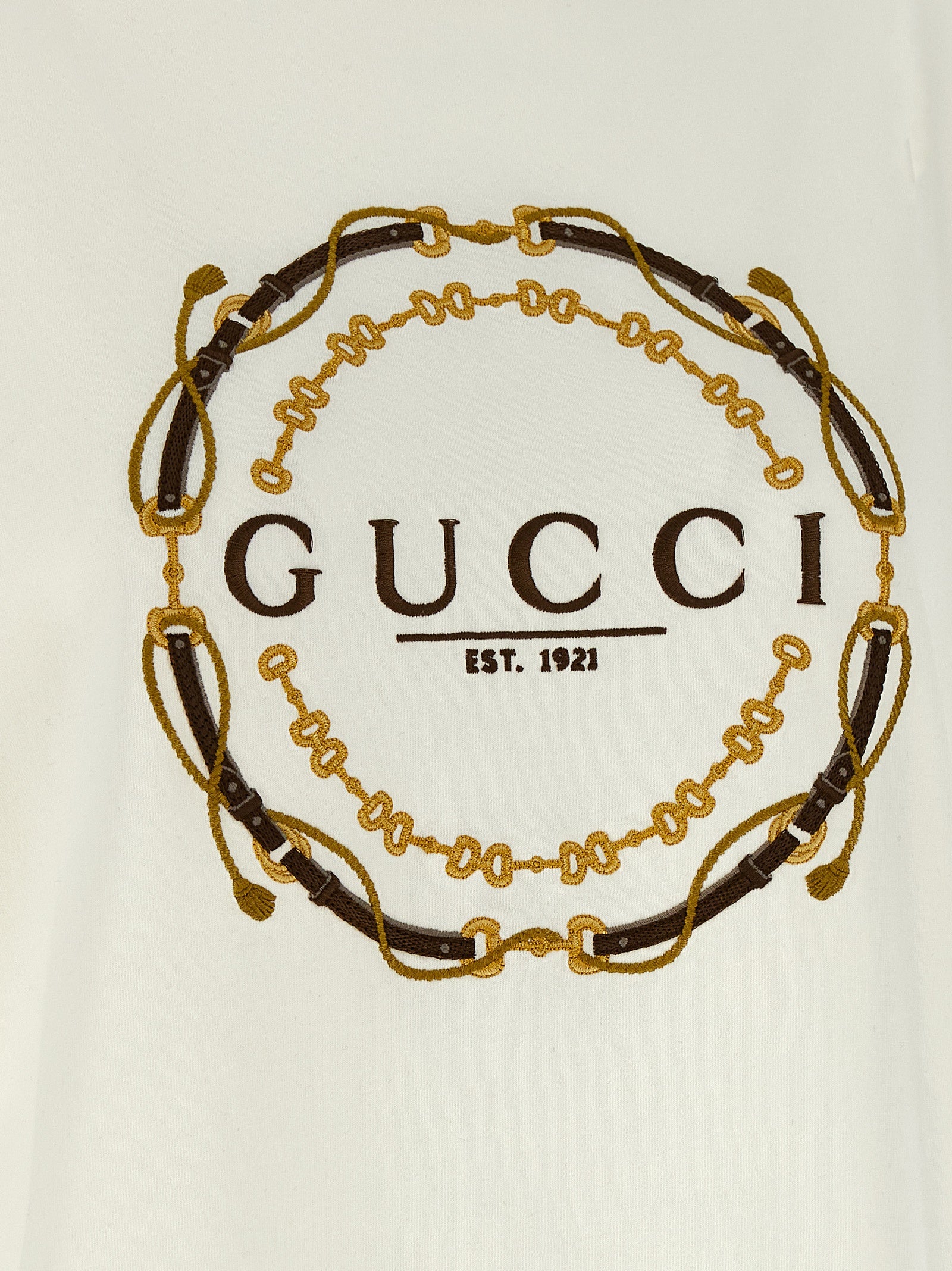 T-shirt en tissu blanc Gucci, style décontracté avec logo Gucci visible sur le devant, pour homme ou femme.