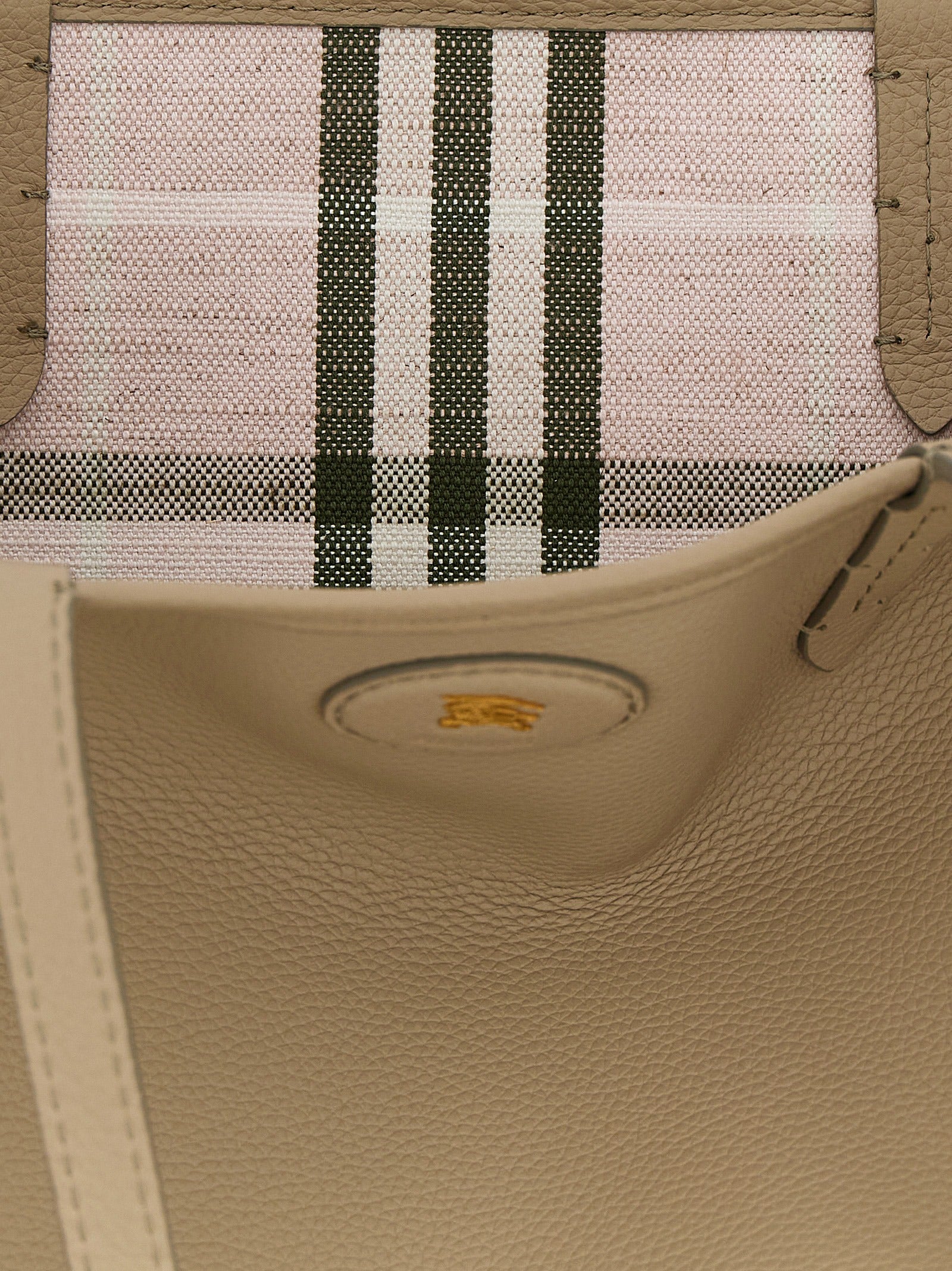Sac à main tote en cuir de veau beige de Burberry, élégant et spacieux, avec logo emblématique sur le devant.