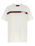 T-shirt blanc en coton de la marque Gucci, coupe classique avec logo Gucci visible sur la poitrine.