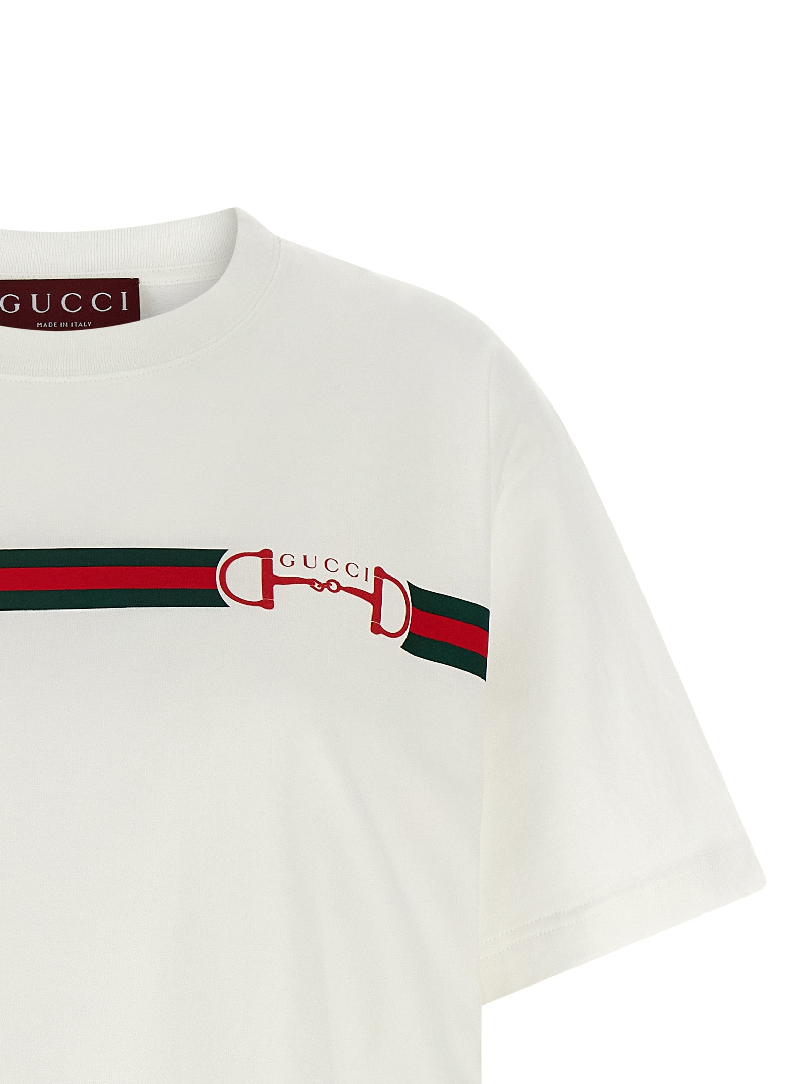 T-shirt blanc en coton de Gucci avec logo emblématique, porté par un mannequin sur fond neutre.