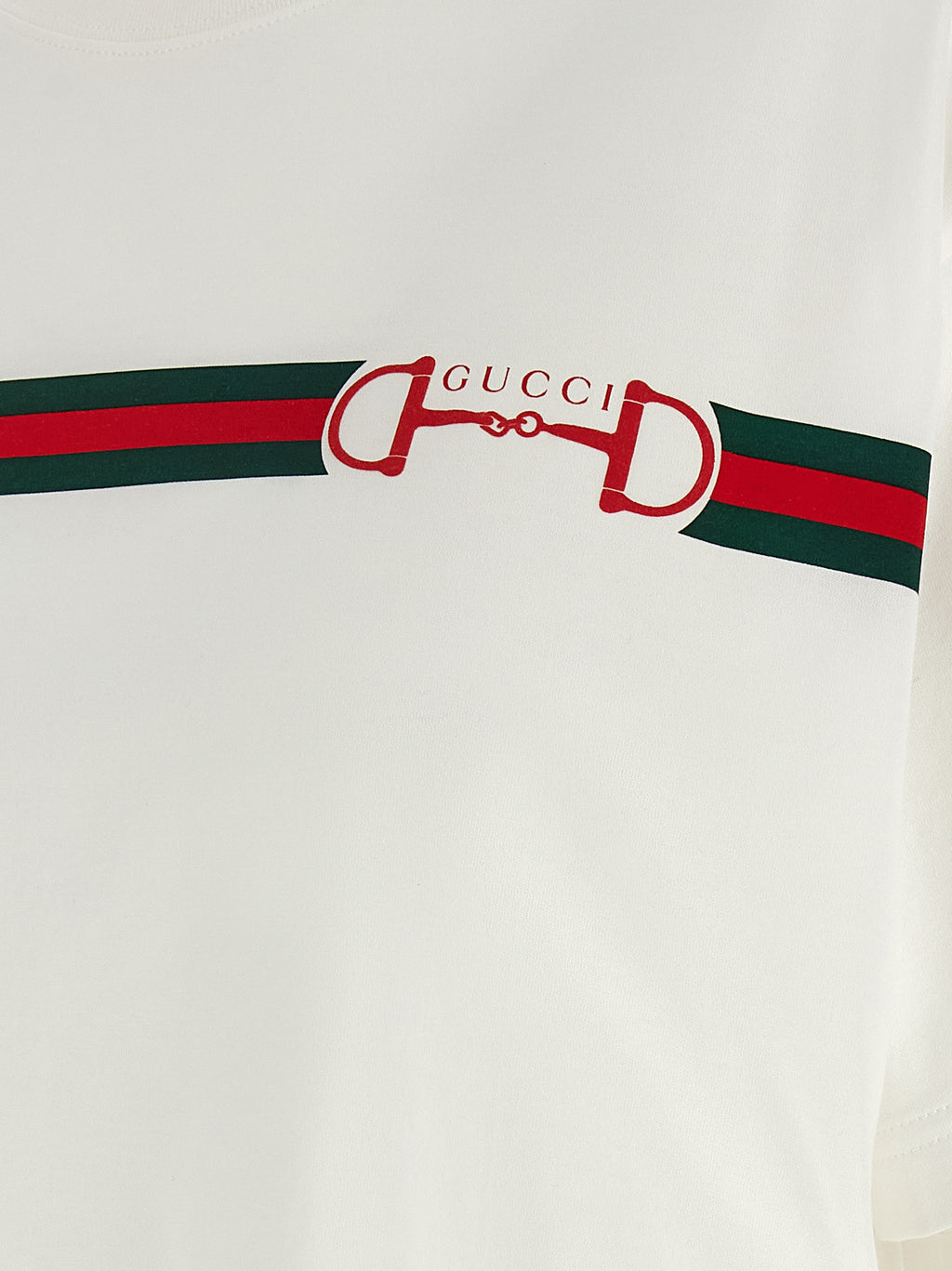 T-shirt blanc en coton de Gucci, vêtement décontracté avec logo Gucci visible sur la poitrine.