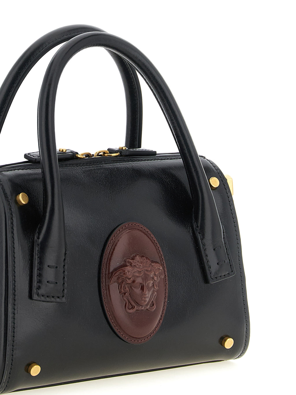 Sac à main en cuir de veau noir de la marque Versace, avec détails élégants et logo visible sur le devant.