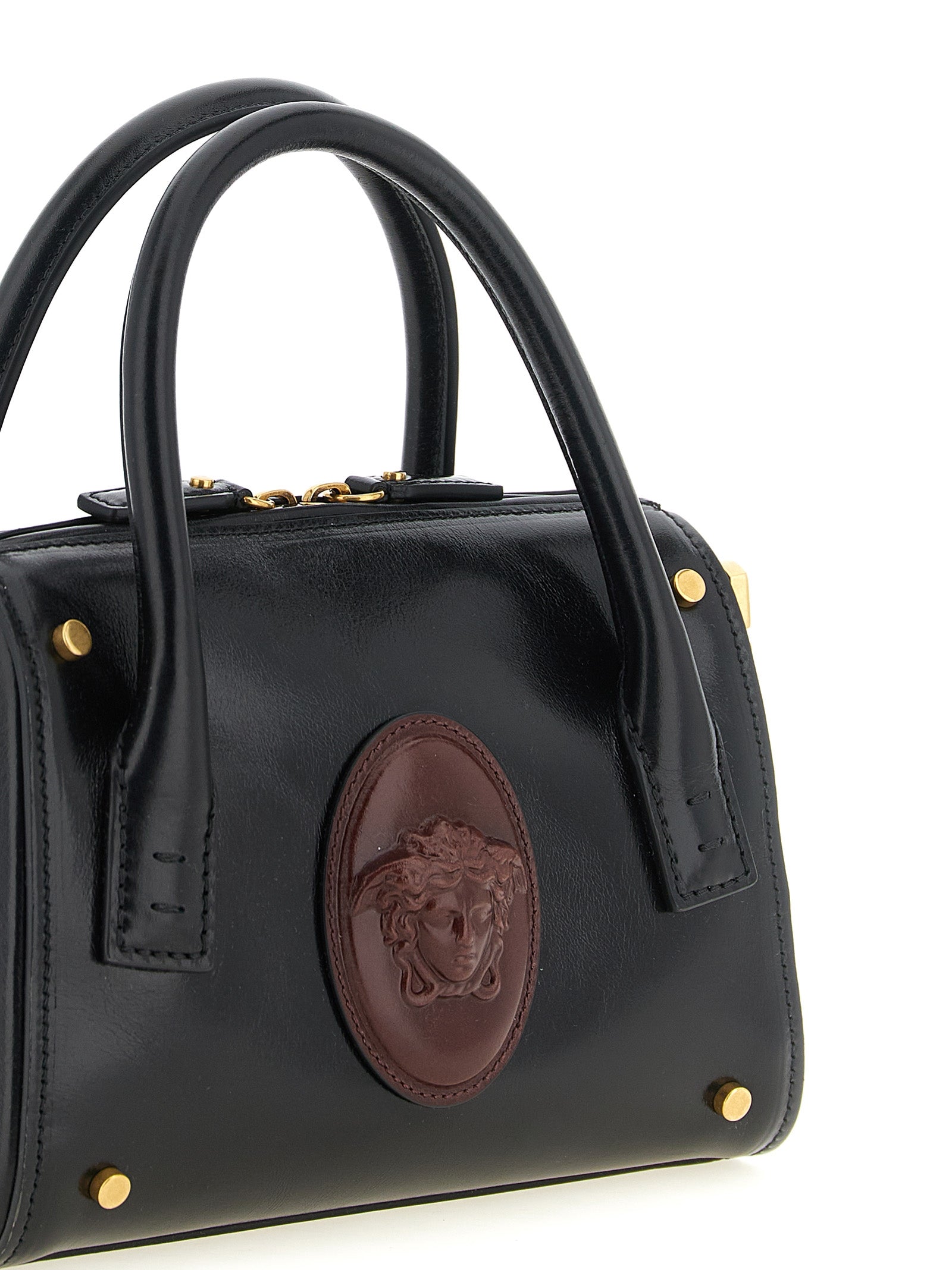 Sac à main en cuir de veau noir de la marque Versace, avec détails élégants et logo visible sur le devant.