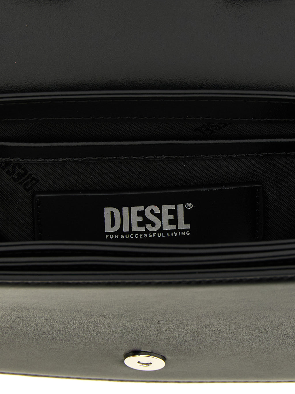 Sac à bandoulière en cuir noir Diesel Black Cowhide, avec détails élégants et poignées en cuir robuste.