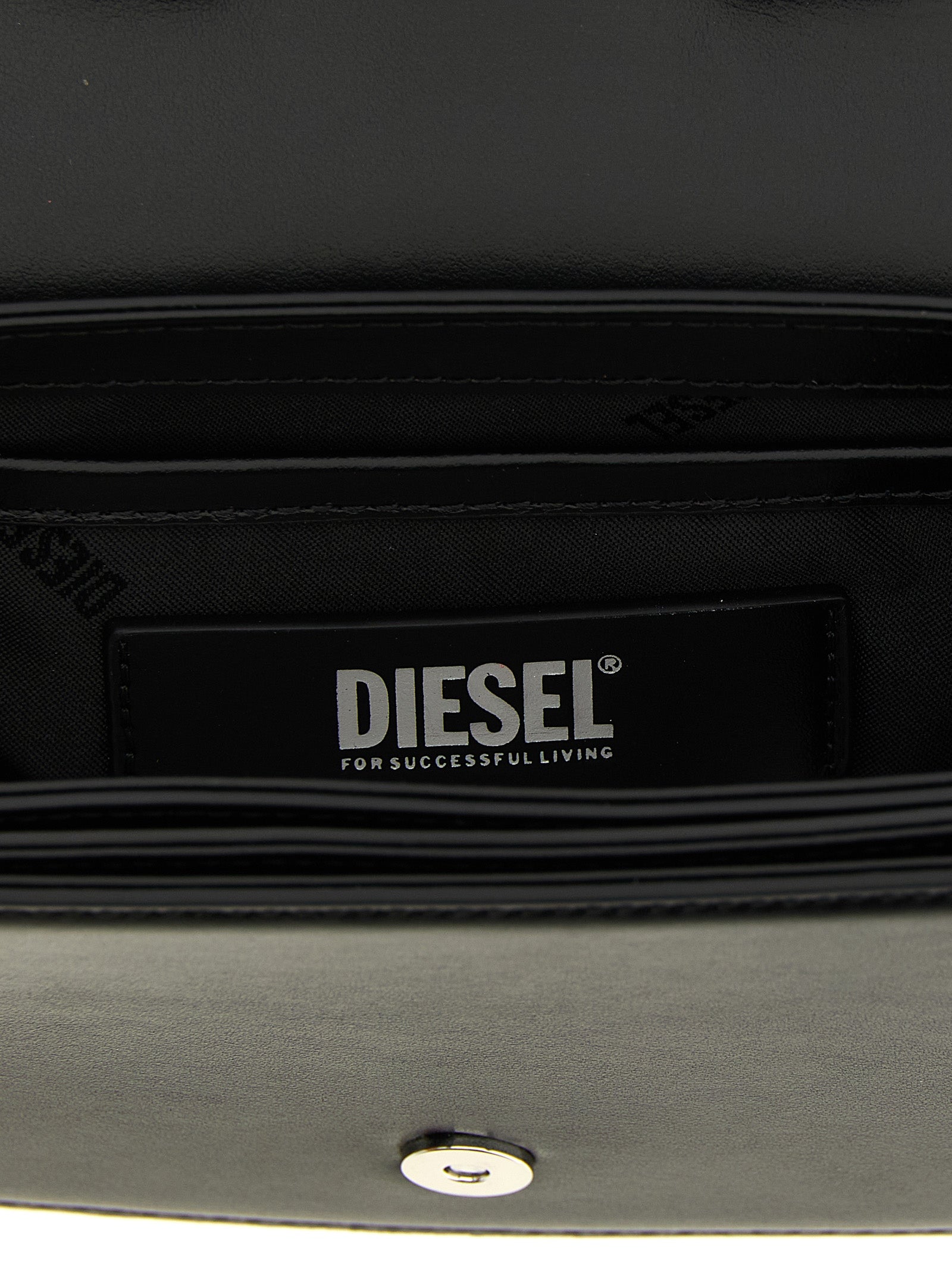 Sac à bandoulière en cuir noir Diesel Black Cowhide, avec détails élégants et poignées en cuir robuste.