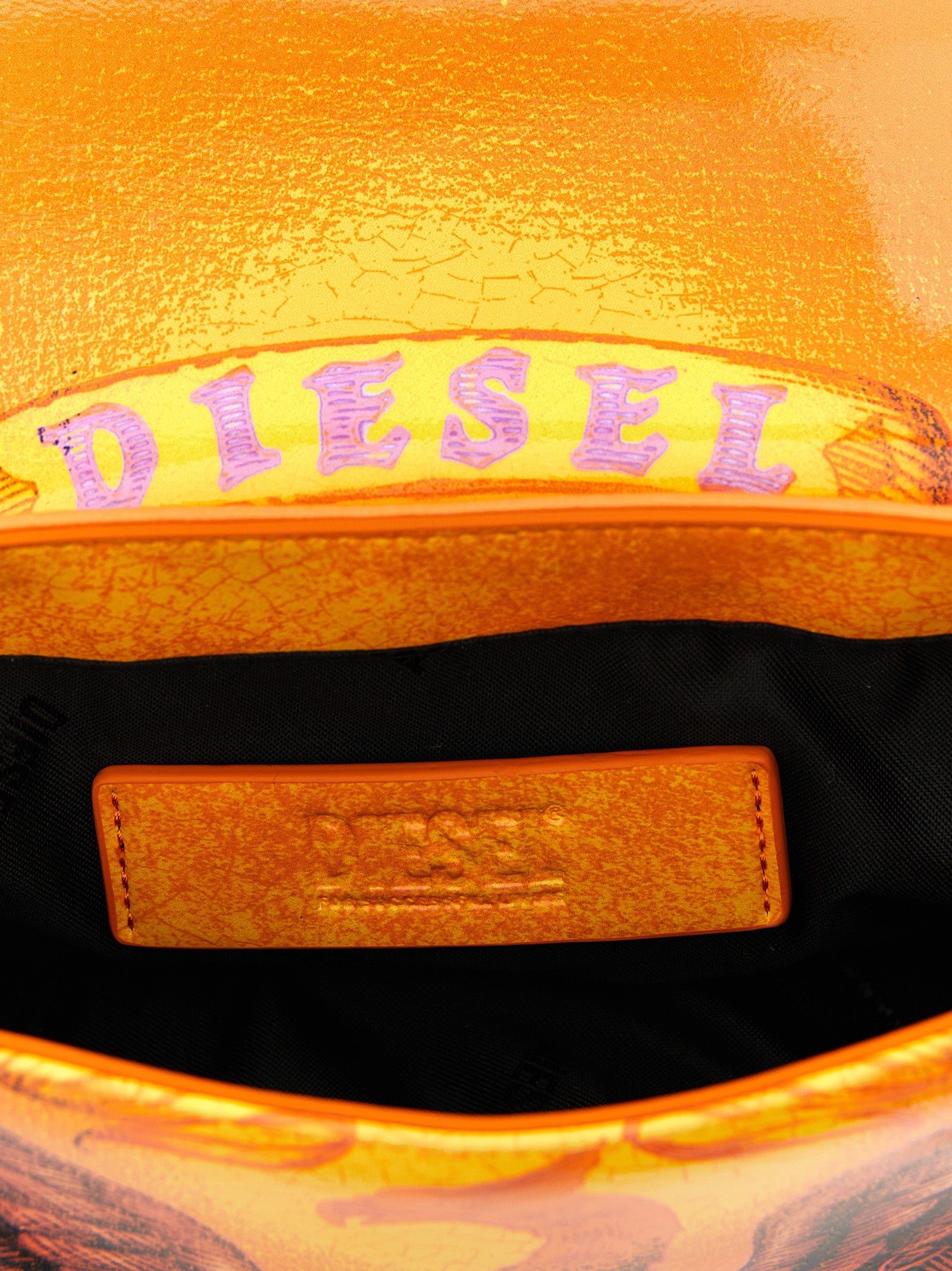 Sac bandoulière Diesel orange en polyéthylène avec design moderne et matelassé, visible sur l'image.