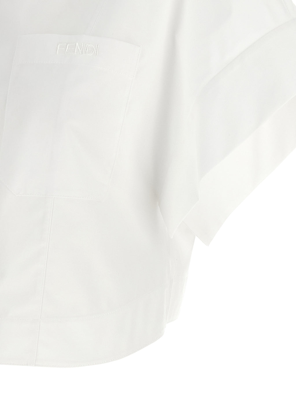 Chemise blanche en coton de Fendi, détail élégant avec col classique et manches longues, tissu doux et léger.
