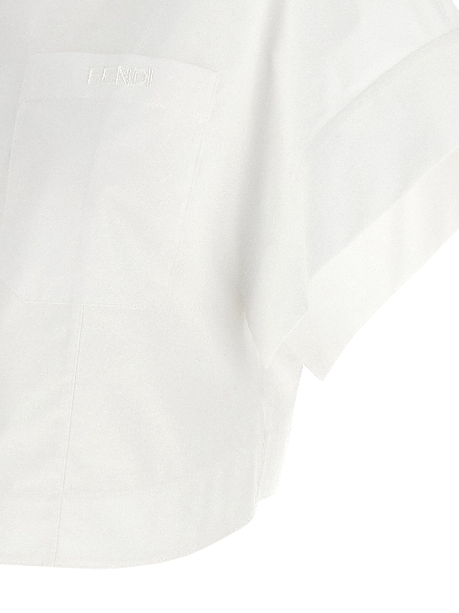 Chemise blanche en coton de Fendi, détail élégant avec col classique et manches longues, tissu doux et léger.