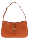 Sac à main Saint Laurent en cuir de veau orange, sac à bandoulière élégant avec détails sophistiqués.