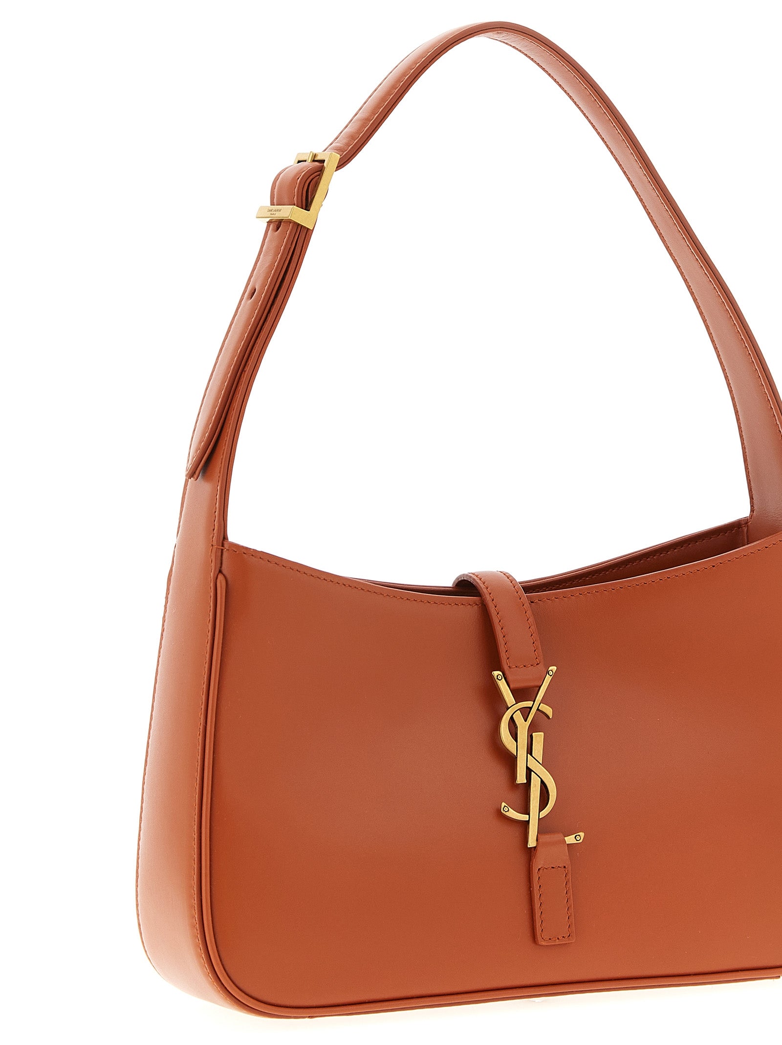Sac à bandoulière en cuir de veau orange de Saint Laurent, élégant et sophistiqué, avec détail de la marque.