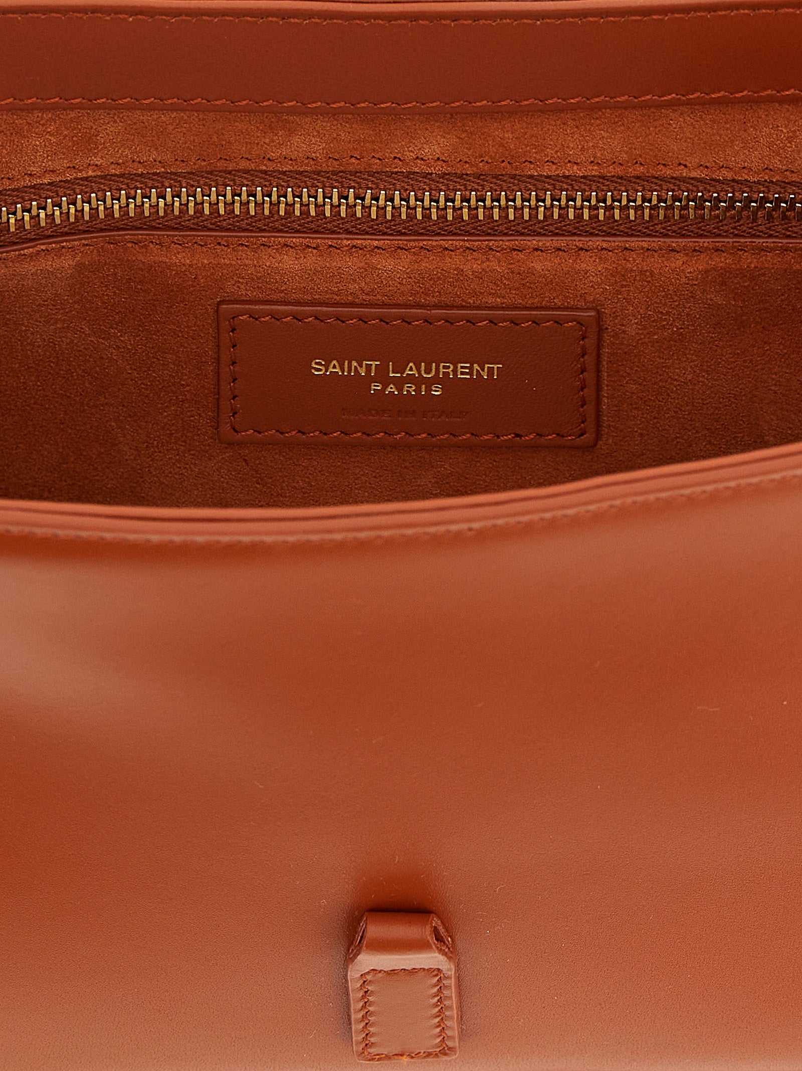 Sac à bandoulière en cuir de veau orange de Saint Laurent, élégant et sophistiqué, avec détails modernes et finition de haute qualité.