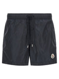 Shorts cargo en polyamide bleu Moncler, style décontracté avec poches latérales, tissu léger et résistant.