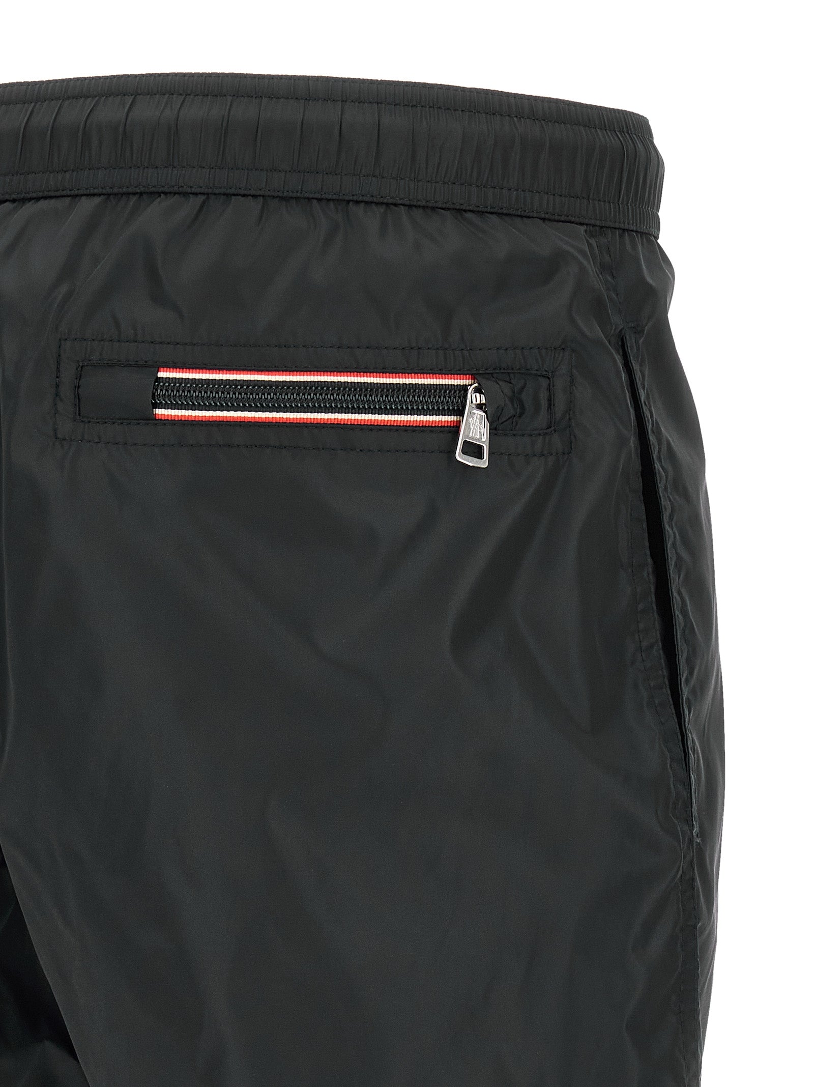 Veste Moncler noire en polyamide longueur genou, doublure chaude et design élégant, adaptée pour l'hiver.