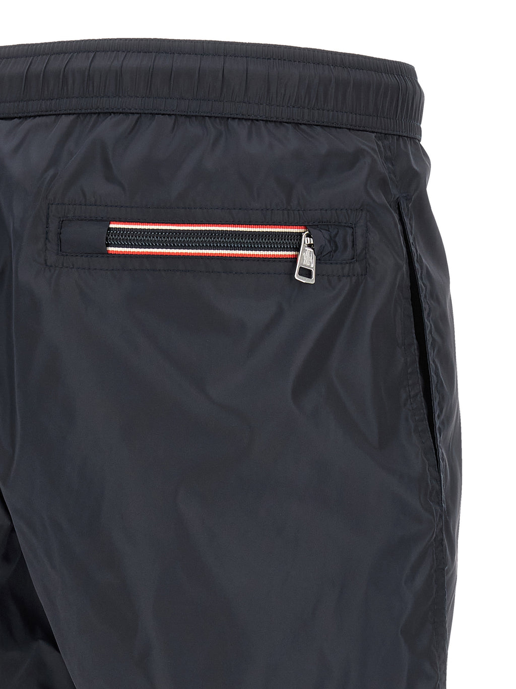 Shorts cargo en polyamide bleu Moncler, coupe décontractée avec poches pratiques, pour un style moderne et fonctionnel.