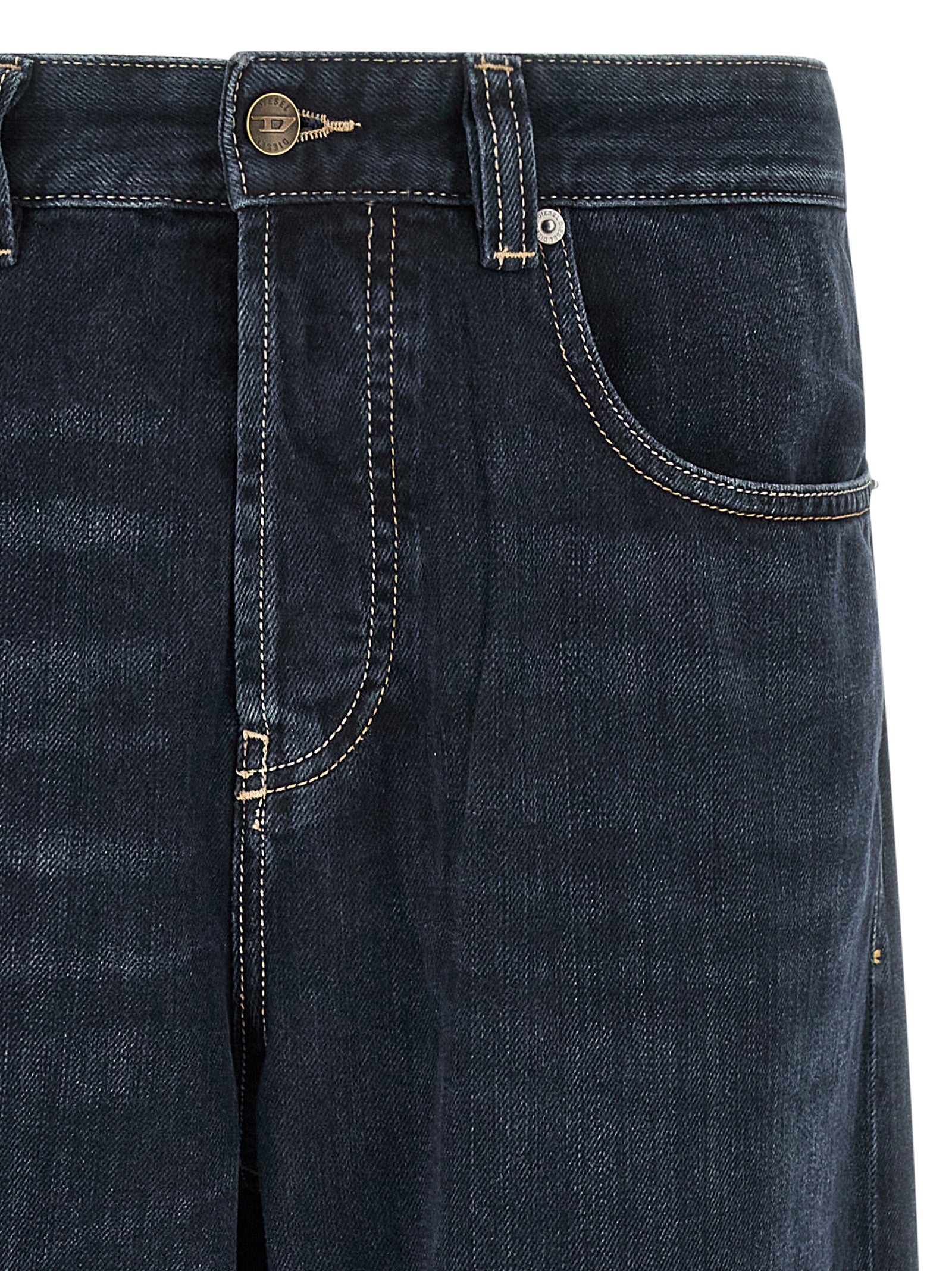 Jeans Diesel en coton bleu, coupe décontractée, ajustement relaxed fit, visibles sur le mannequin.