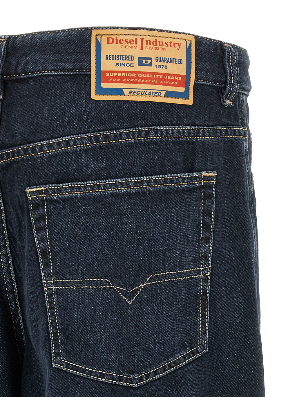 Jeans Diesel en coton bleu à coupe décontractée, vue de face, détails de la poche et de la taille.