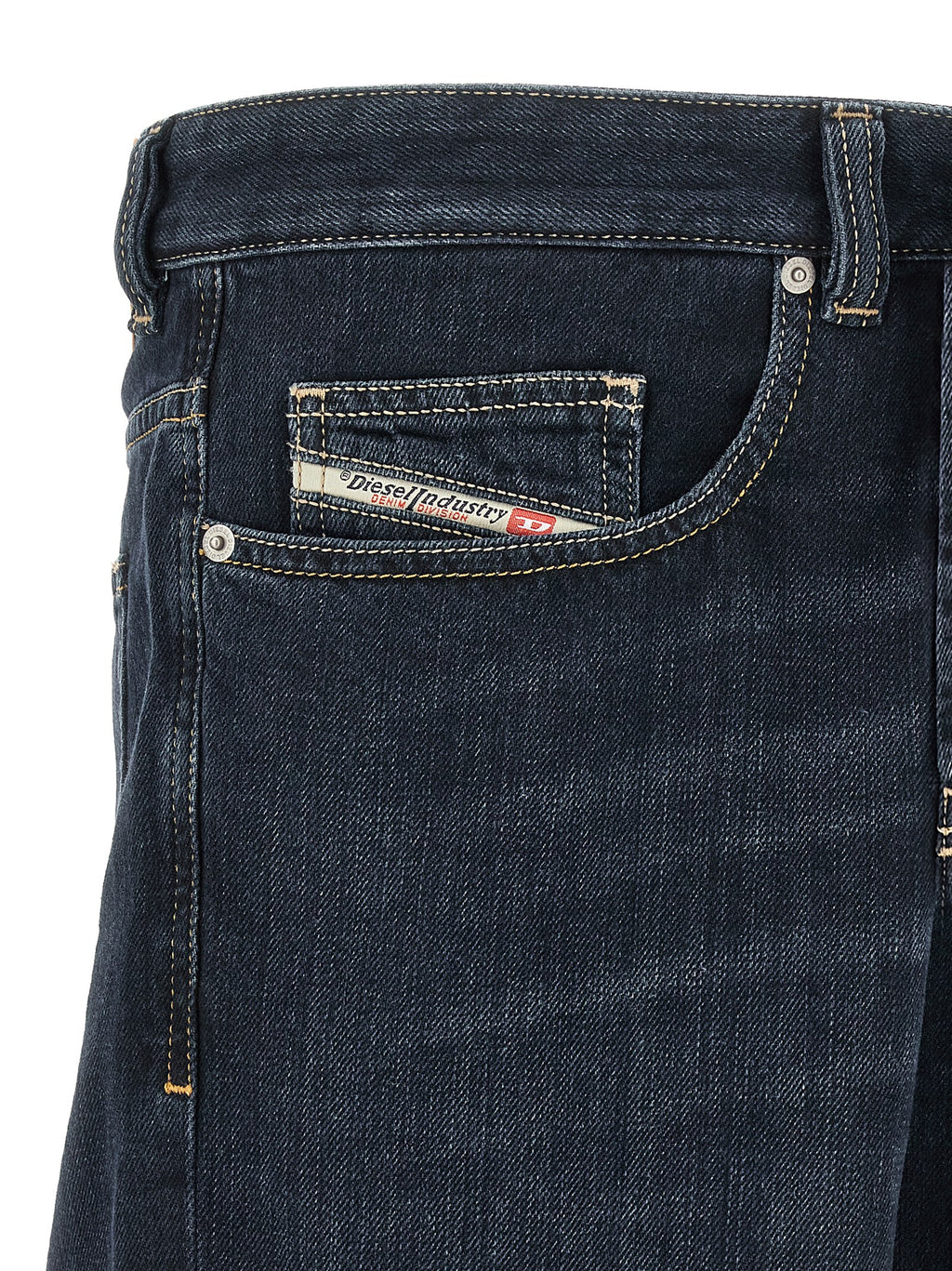 Jeans Diesel en coton bleu, coupe décontractée, style relaxé, visibles sur une mannequin avec détails de couture.