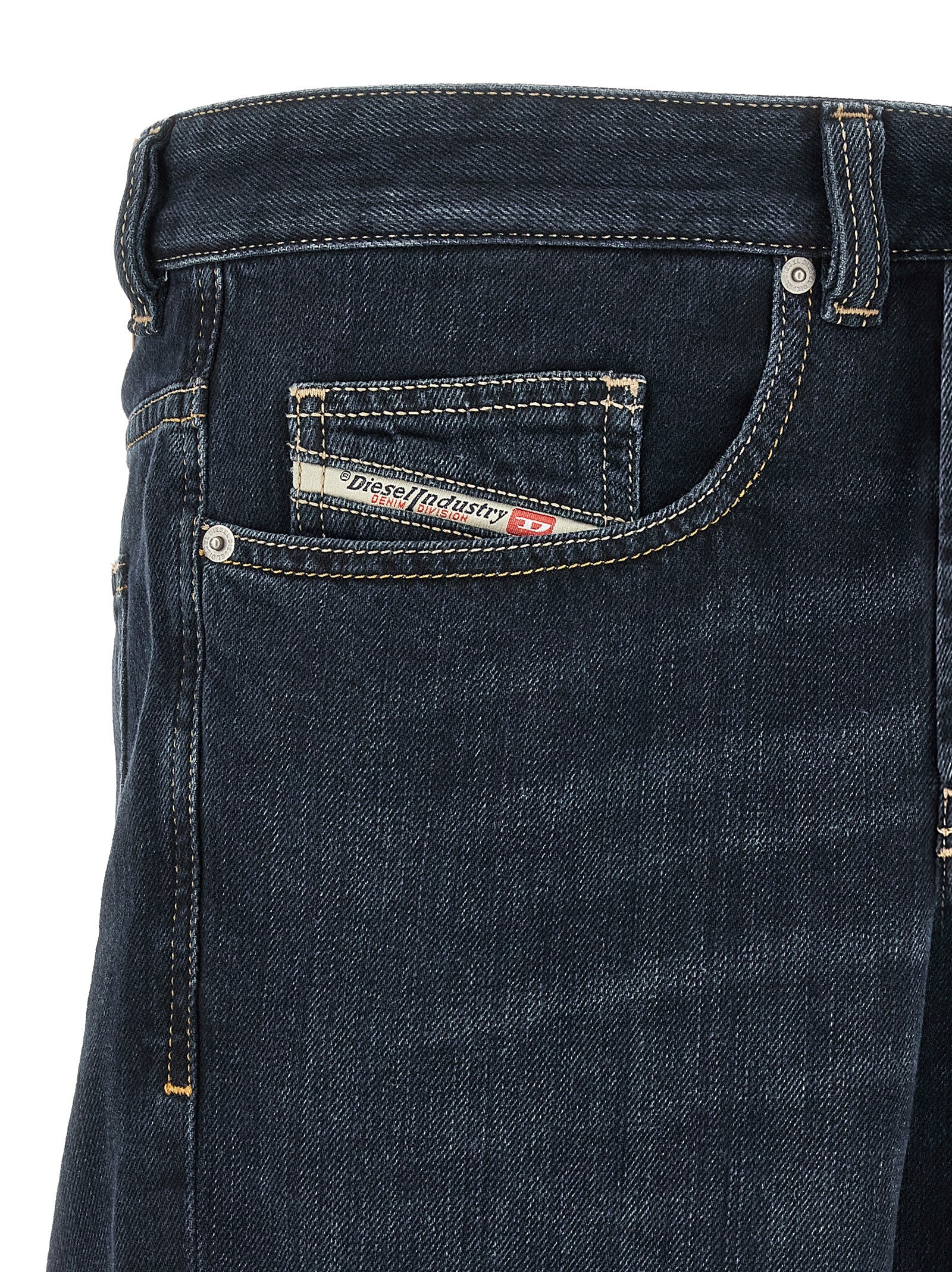 Jeans Diesel en coton bleu, coupe décontractée, style relaxé, visibles sur une mannequin avec détails de couture.