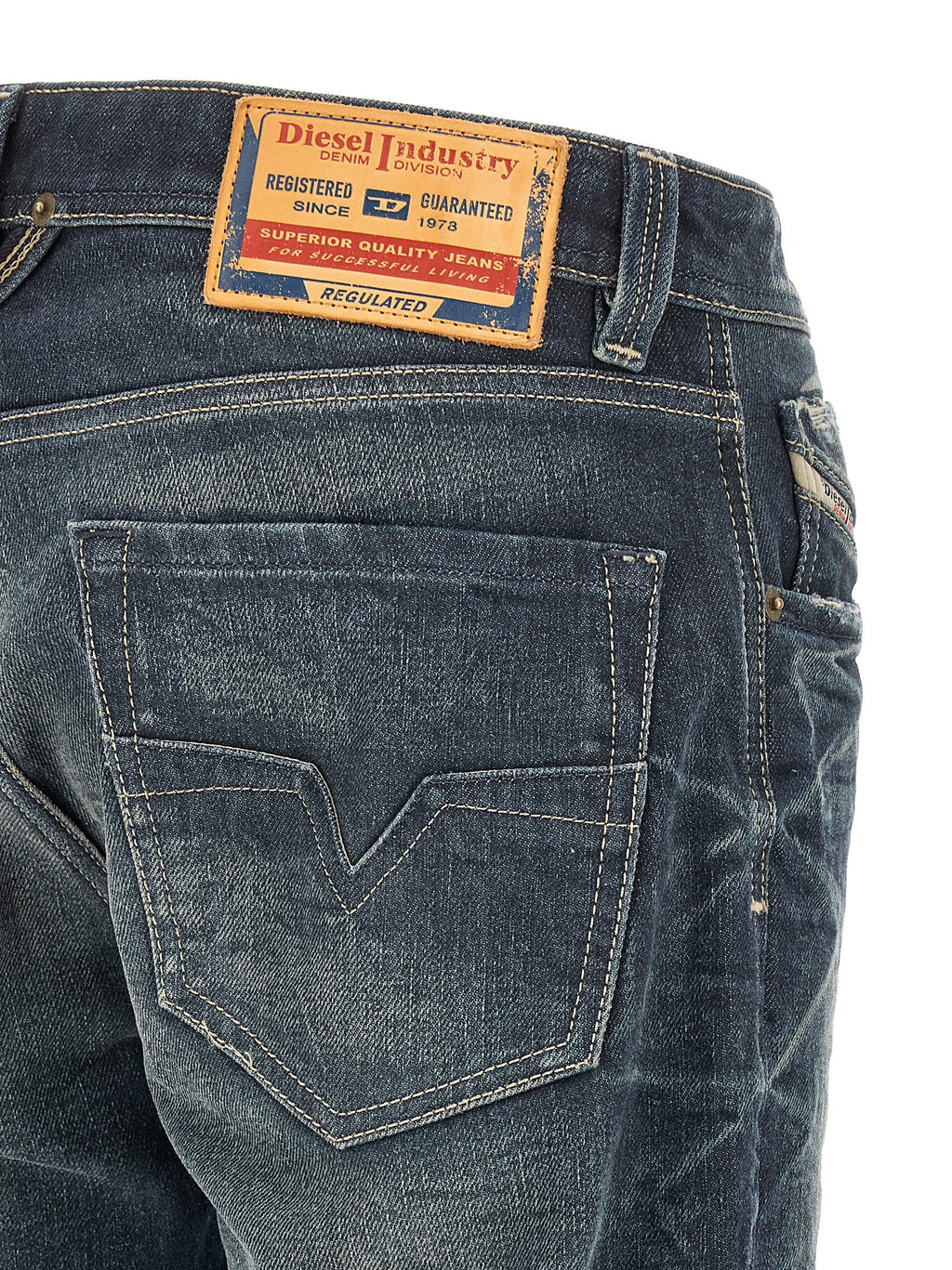 Jeans droits en coton bleu Diesel, style classique, visibles avec poches avant et jambes droites.