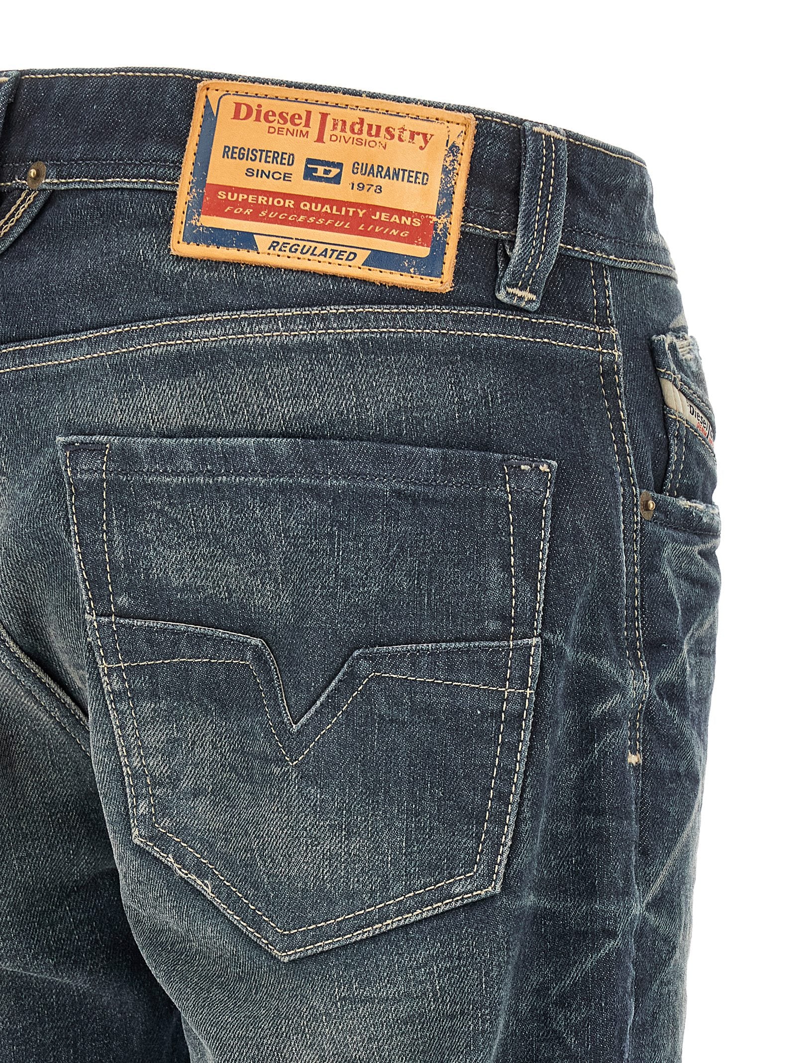 Jeans droits en coton bleu Diesel, style classique, visibles avec poches avant et jambes droites.