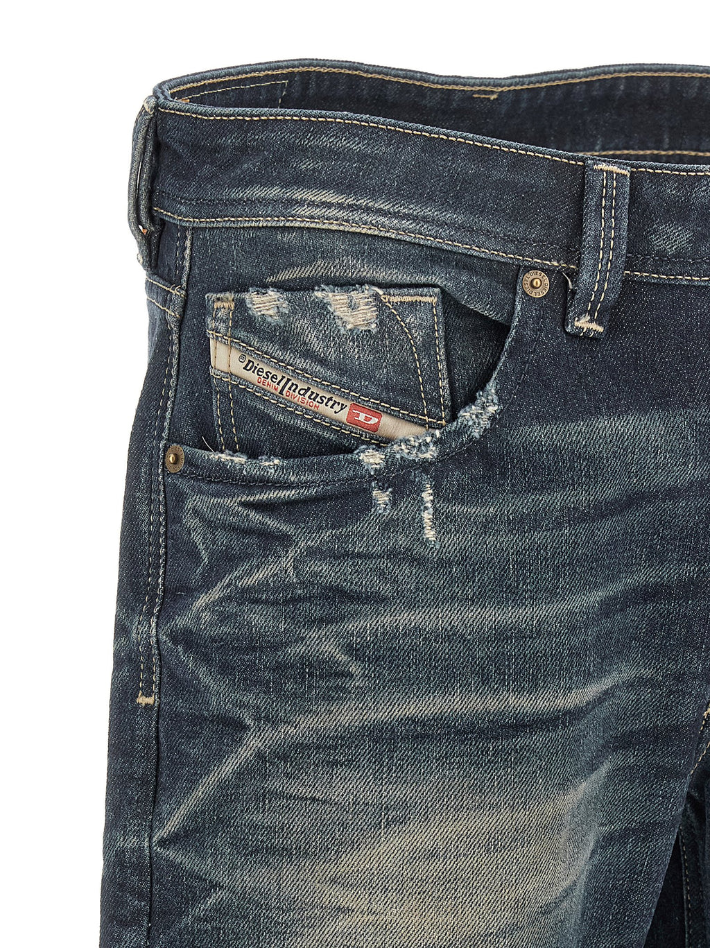 Jeans Diesel en coton bleu à coupe droite, vue de face, avec détails classiques et poches avant visibles.