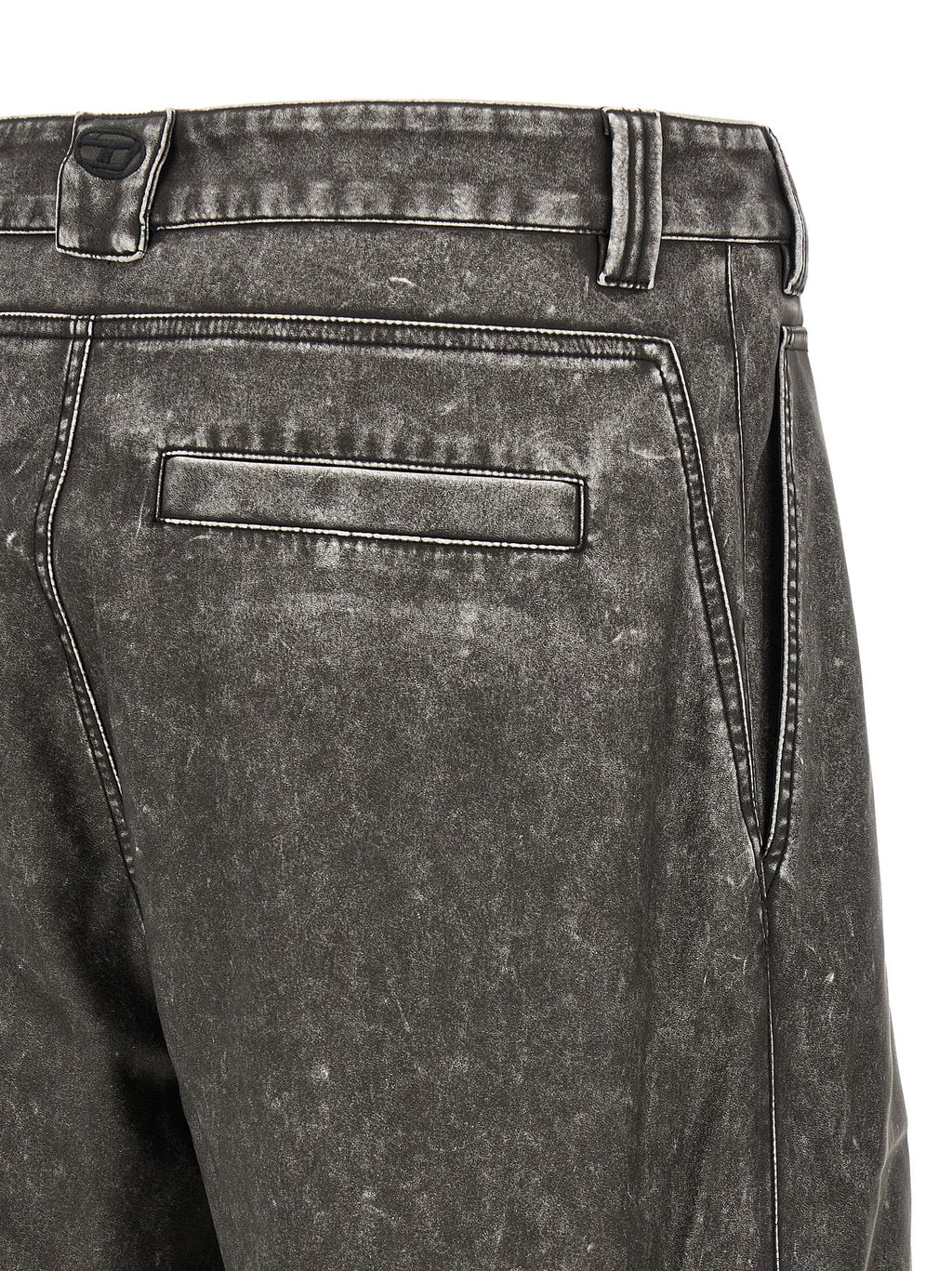 Pantalon décontracté en polyéthylène gris de la marque Diesel, vue en gros plan sur le tissu et la coupe.