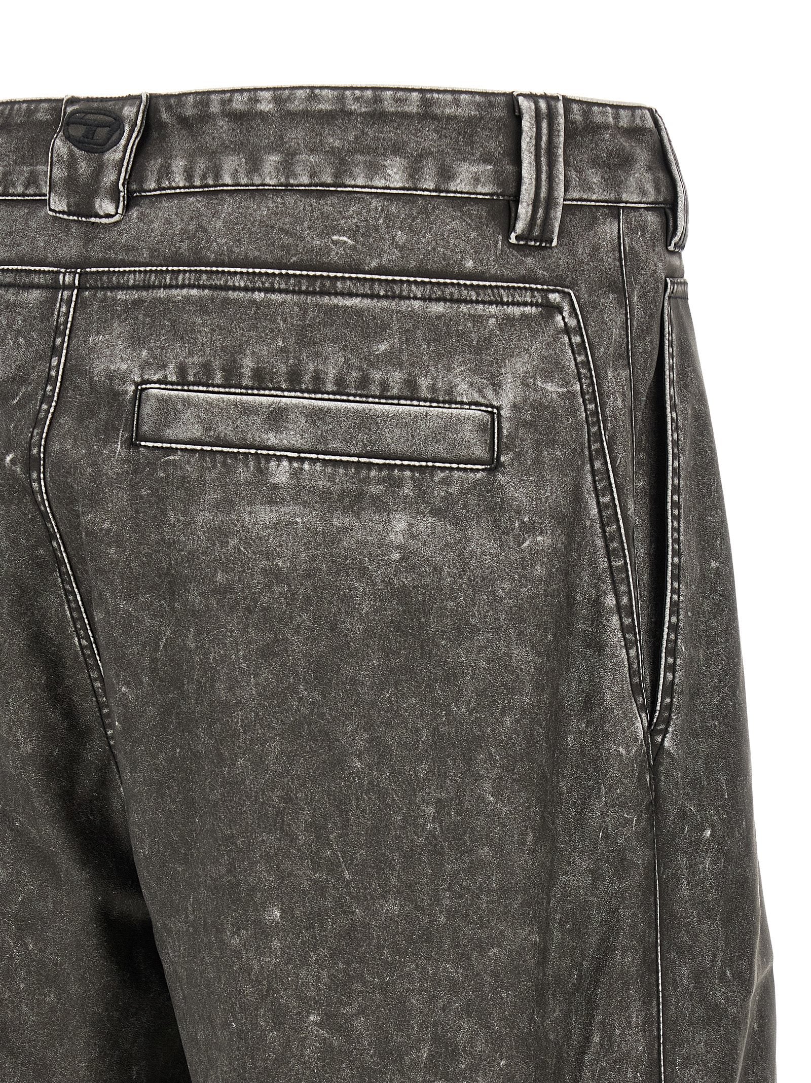 Pantalon décontracté en polyéthylène gris de la marque Diesel, vue en gros plan sur le tissu et la coupe.