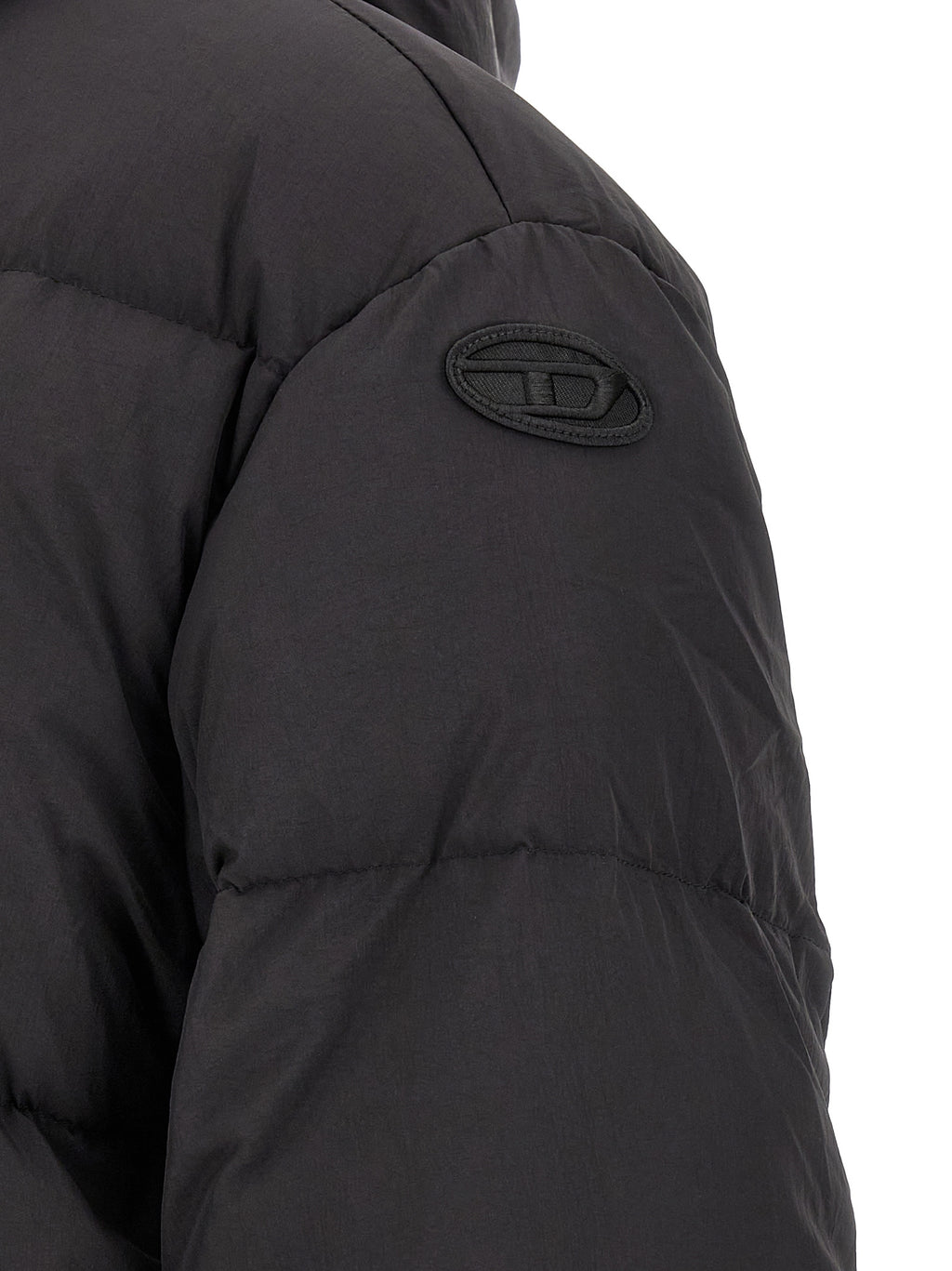 Veste longue en polyamide noire de la marque Diesel, style élégant et moderne, visible en détail dans l'image.