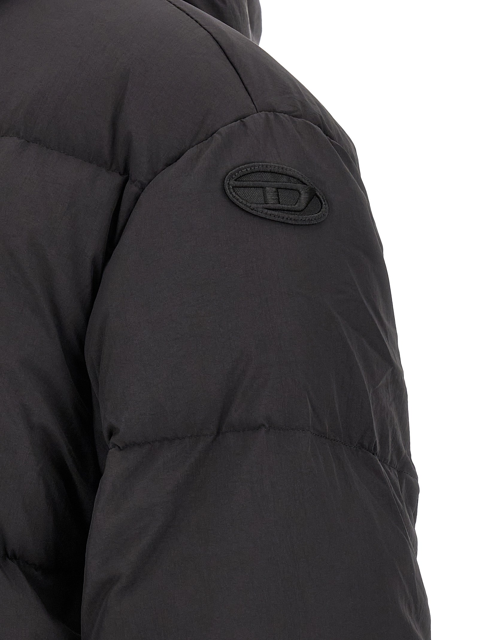 Veste longue en polyamide noire de la marque Diesel, style élégant et moderne, visible en détail dans l'image.