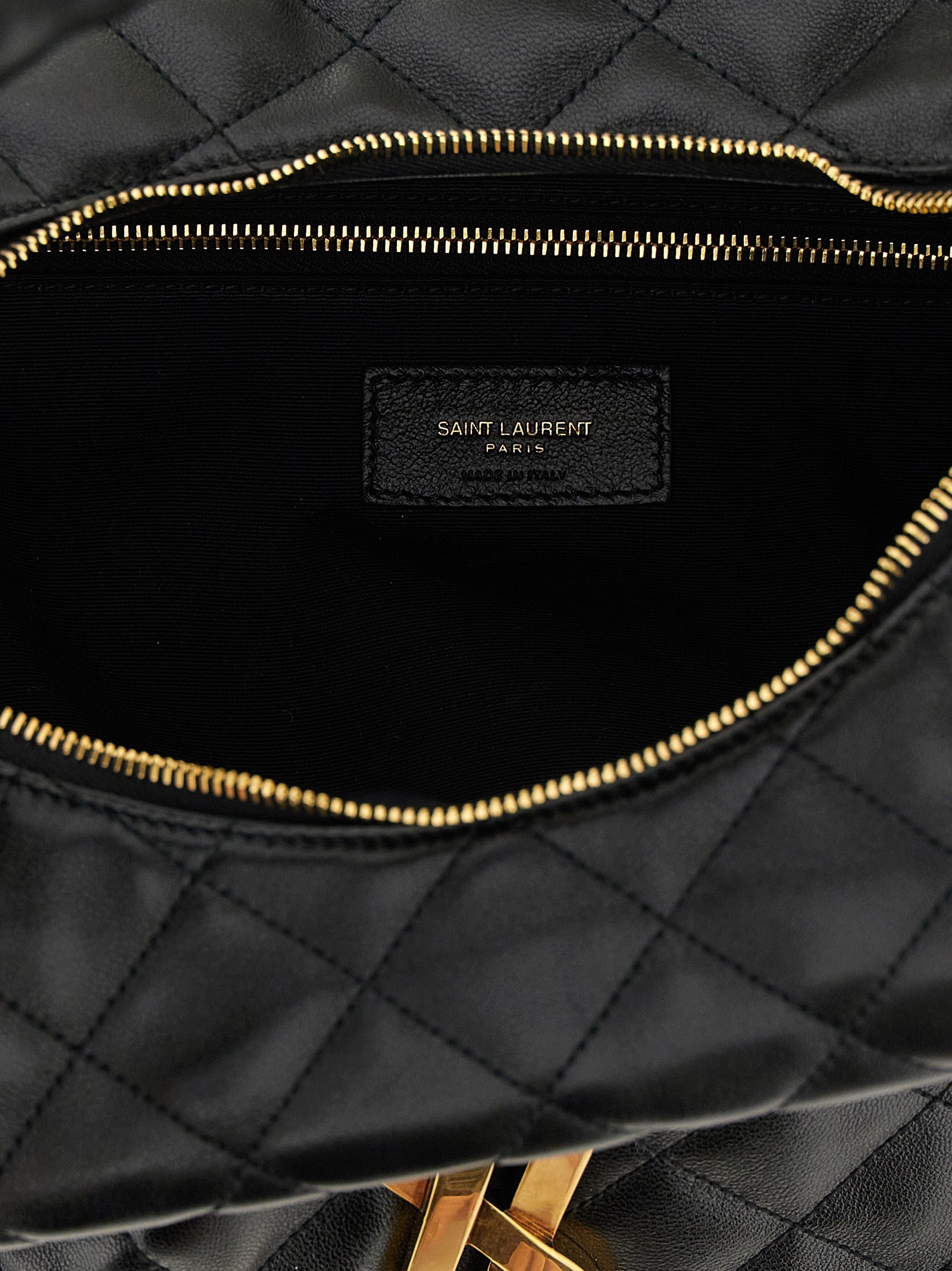 Sac à épaule en cuir d'agneau noir de Saint Laurent, élégant et raffiné, avec détails sophistiqués visible sur l'image.