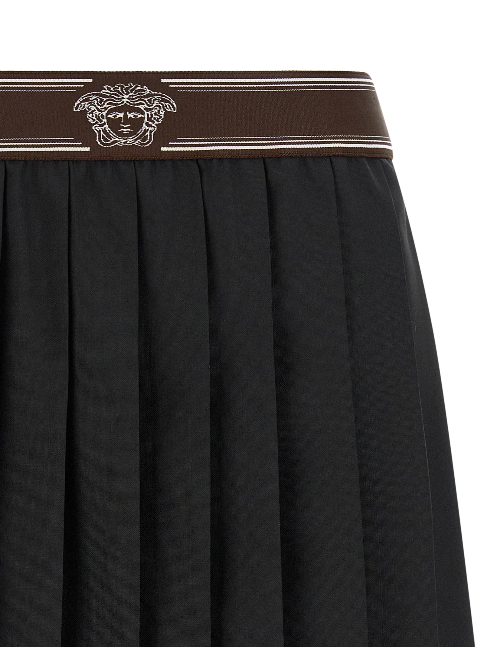 Jupe longue en laine noire de la marque Versace, élégante et sophistiquée, visible en détail dans cette image.