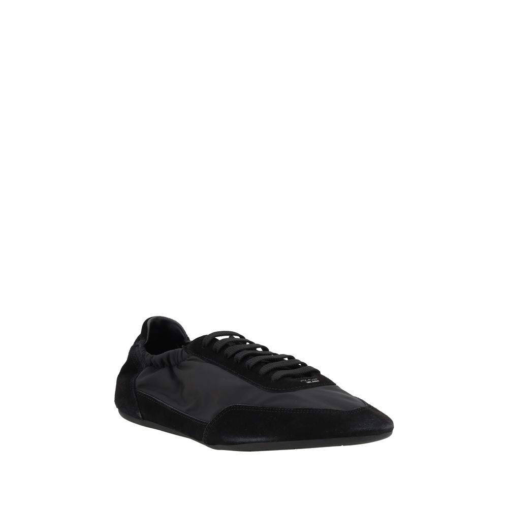 Baskets sport en caoutchouc noir Prada, sneakers athlétiques modernes, avec semelle blanche et design élégant.