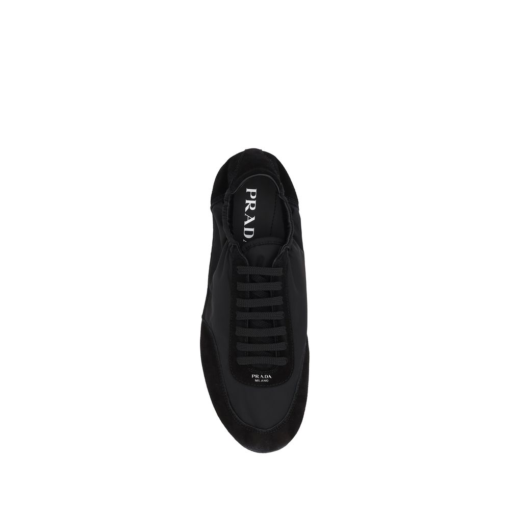 Chaussures de sport Prada en caoutchouc noir, baskets athlétiques élégantes avec semelle épaisse et design moderne.