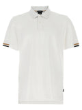 Chemise polo blanche en coton de la marque Hugo Boss, vue de face avec col et boutons visibles.