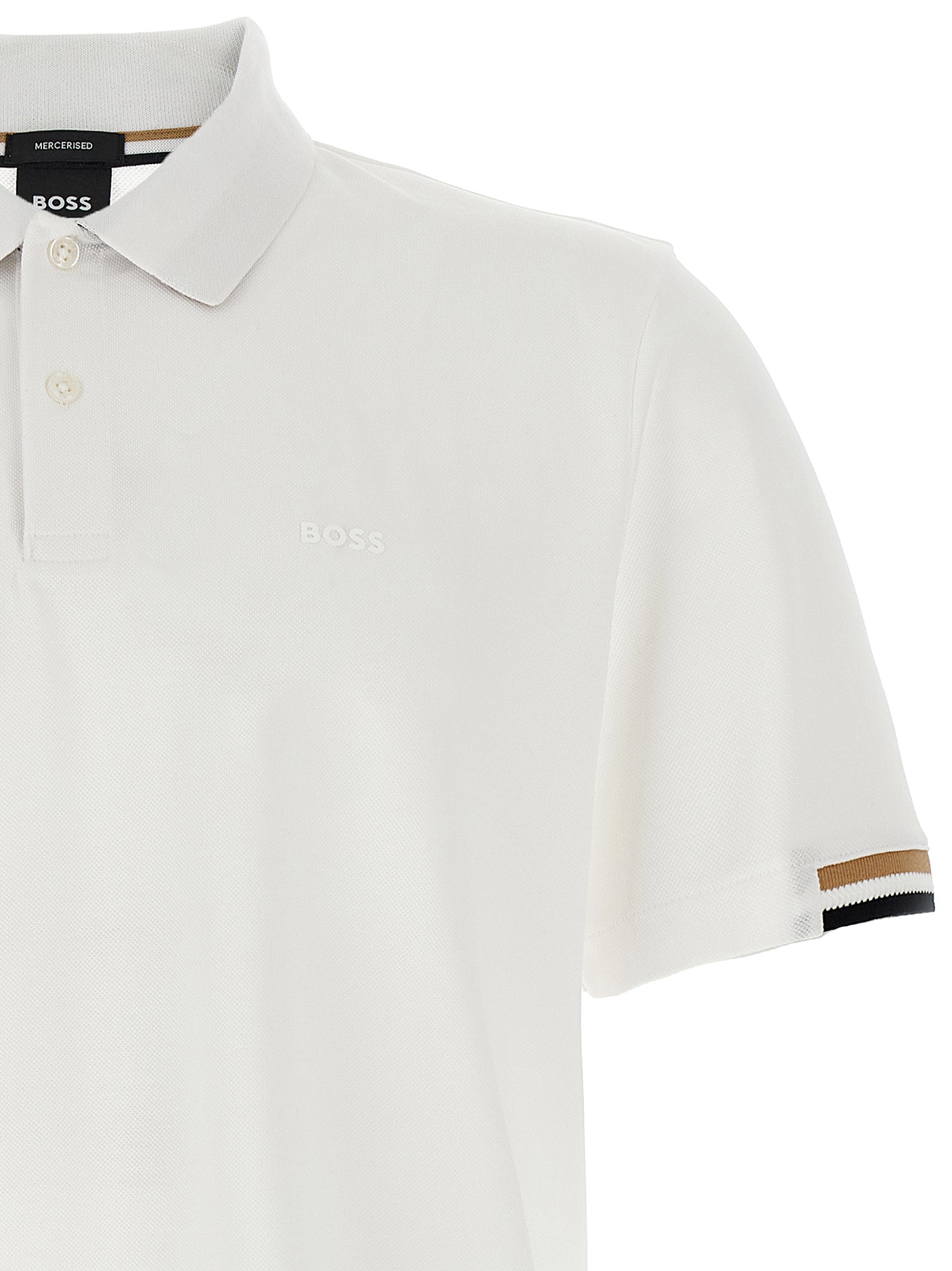 Chemise polo blanche en coton de la marque Hugo Boss, avec col classique et logo discret sur la poitrine.