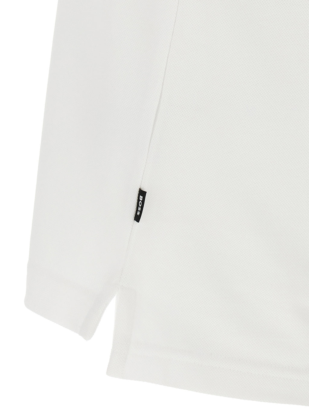 Chemise polo blanche en coton de Hugo Boss, vue de face, avec col et boutons visibles.
